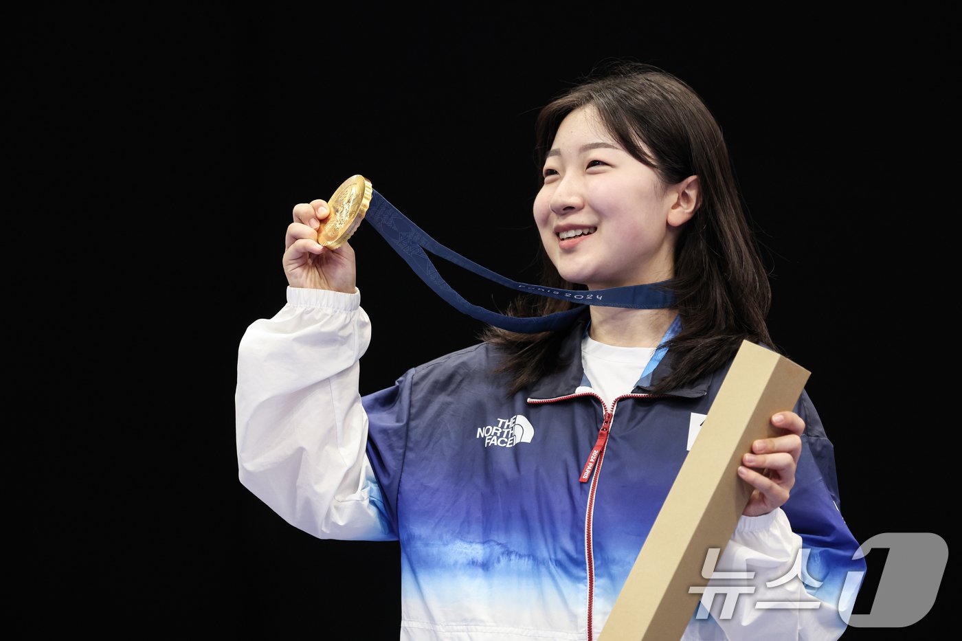 대한민국 사격 대표팀 반효진이 29일&#40;한국시간&#41; 프랑스 샤토루 슈팅 센터에서 열린 2024 파리올림픽 사격 공기소총 10m 여자 시상식에서 금메달을 들어보이고 있다. 2024.7.29/뉴스1 ⓒ News1 이동해 기자