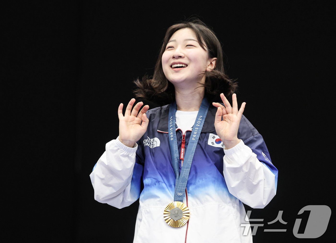 본문 이미지 - 대한민국 사격 대표팀 반효진이 29일(한국시간) 프랑스 샤토루 슈팅 센터에서 열린 2024 파리올림픽 사격 공기소총 10m 여자 시상식에서 금메달을 수여 받은 후 기뻐하고 있다. 2024.7.29/뉴스1 ⓒ News1 이동해 기자