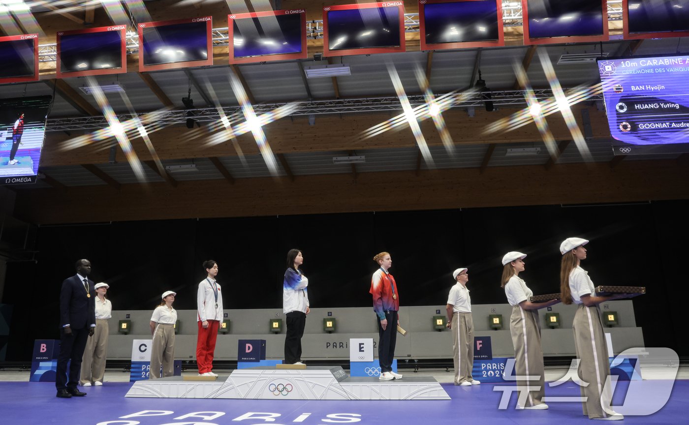 대한민국 사격 대표팀 반효진이 29일&#40;한국시간&#41; 프랑스 샤토루 슈팅 센터에서 열린 2024 파리올림픽 사격 공기소총 10m 여자 시상식에서 애국가가 울려퍼질 때 국민의례를 하고 있다. 2024.7.29/뉴스1 ⓒ News1 이동해 기자