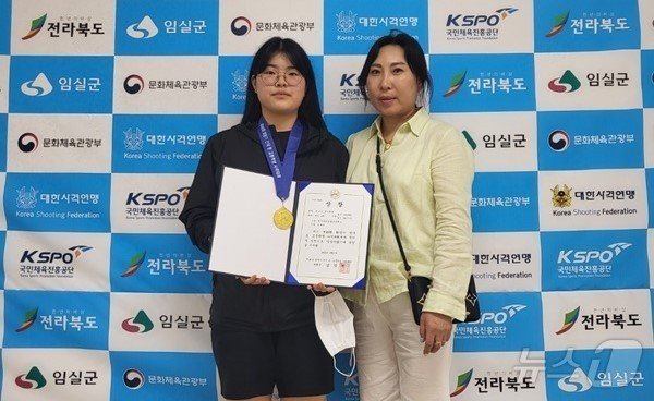 본문 이미지 - 2024 파리올림픽 사격 여자 10m 공기권총에서 금메달을 목에 건 오예진(완쪽)과 홍영옥 사격 국가대표 코치가 지난 2022년 회장기 대회 직후 기념촬영을 하고 있다.(제주도체육회 제공)/뉴스1 