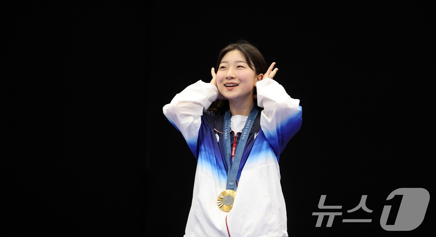 본문 이미지 - 대한민국 사격 대표팀 반효진이 29일&#40;한국시간&#41; 프랑스 샤토루 슈팅 센터에서 열린 2024 파리올림픽 사격 공기소총 10m 여자 시상식에서 금메달을 수여 받은 후 기뻐하고 있다. 2024.7.29/뉴스1 ⓒ News1 이동해 기자