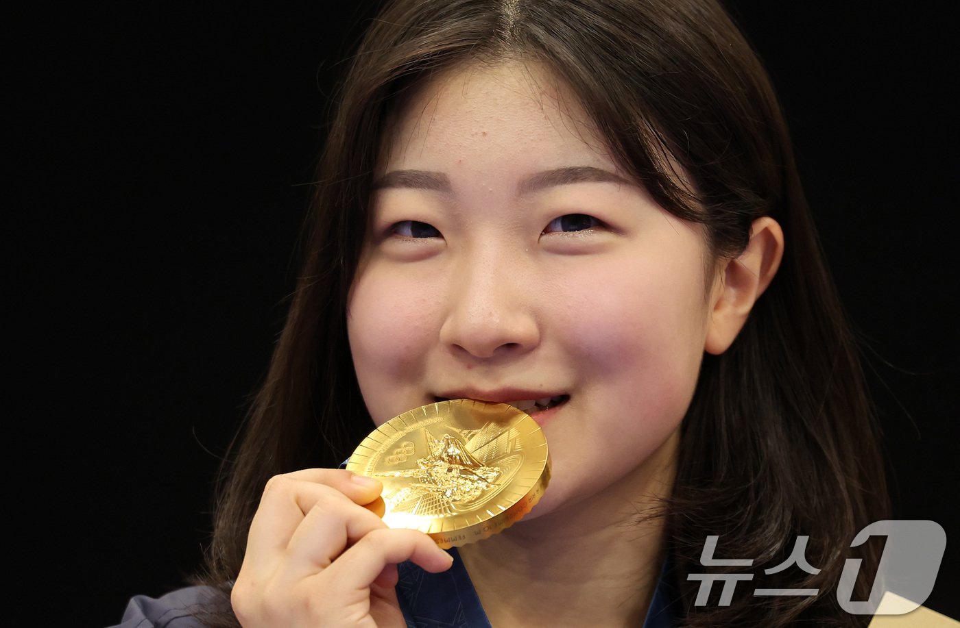 대한민국 사격 대표팀 반효진이 29일&#40;한국시간&#41; 프랑스 샤토루 슈팅 센터에서 열린 2024 파리올림픽 사격 공기소총 10m 여자 시상식에서 금메달을 깨물어보이고 있다. 2024.7.29/뉴스1 ⓒ News1 이동해 기자