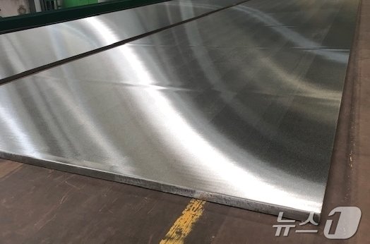 본문 이미지 - 클래드 후판 제품사진(동국제강 제공)