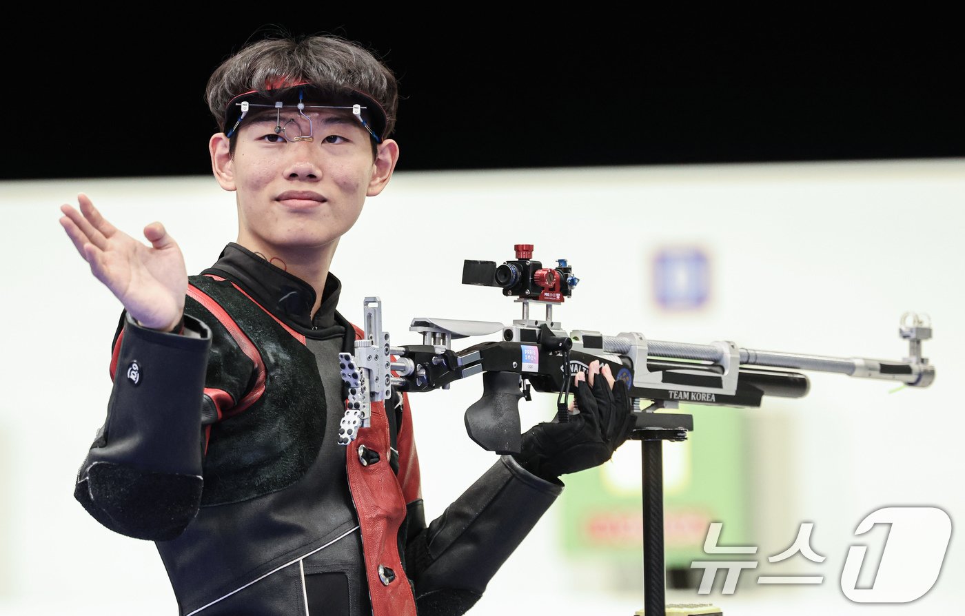 본문 이미지 - 대한민국 사격 대표팀 최대한이 29일(한국시간) 프랑스 샤토루 슈팅 센터에서 열린 2024 파리올림픽 사격 공기소총 10m 남자 결선에서 인사하고 있다. 2024.7.29/뉴스1 ⓒ News1 이동해 기자