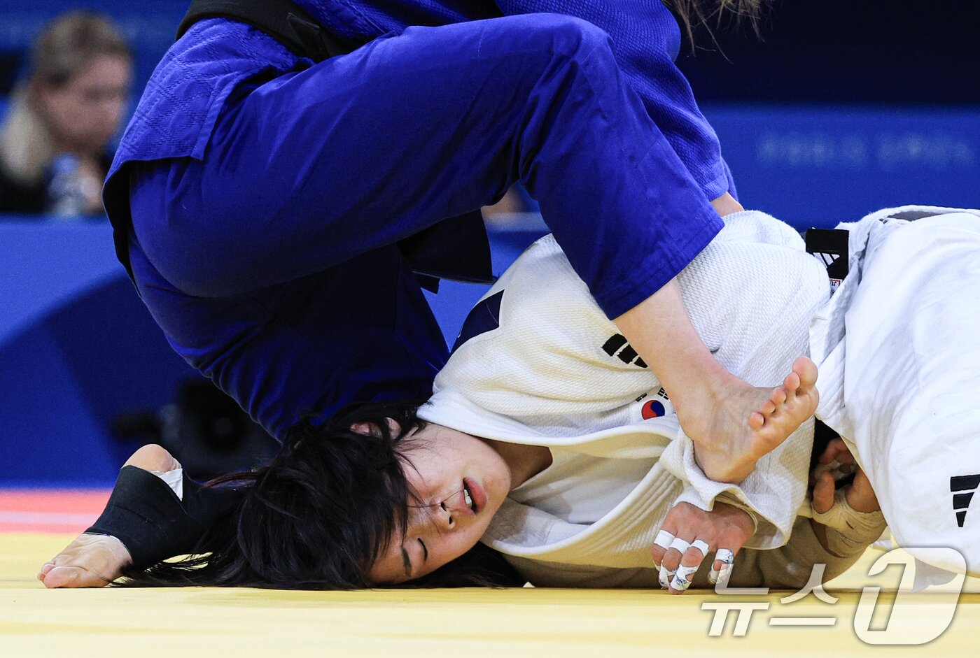 본문 이미지 - 대한민국 유도대표팀 허미미 선수가 29일 오후 &#40;한국시간&#41; 프랑스 파리 샹 드 마르스 아레나에서 진행된 파리올림픽 유도 여자 -57kg 토너먼트 16강 경기에서 이스라엘의 팀나 넬슨 레비 선수와 자웅을 겨루고 있다. 2024.7.29/뉴스1 ⓒ News1 박정호 기자