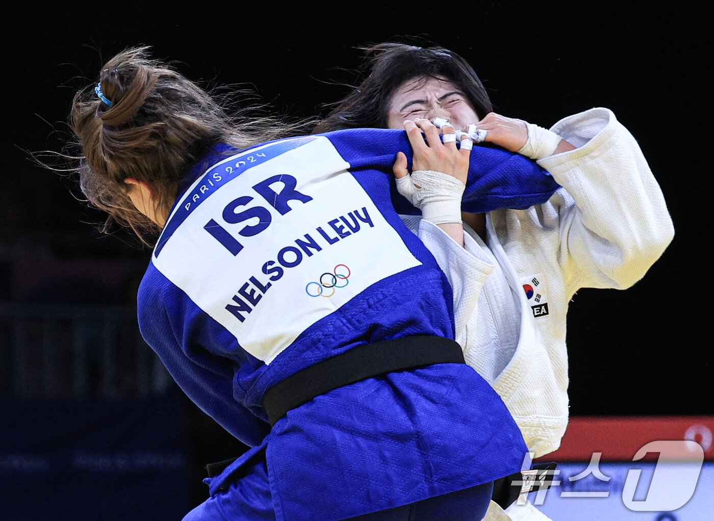 본문 이미지 - 대한민국 유도대표팀 허미미 선수가 29일 오후 &#40;한국시간&#41; 프랑스 파리 샹 드 마르스 아레나에서 진행된 파리올림픽 유도 여자 -57kg 토너먼트 16강 경기에서 이스라엘의 팀나 넬슨 레비 선수와 자웅을 겨루고 있다. 2024.7.29/뉴스1 ⓒ News1 박정호 기자