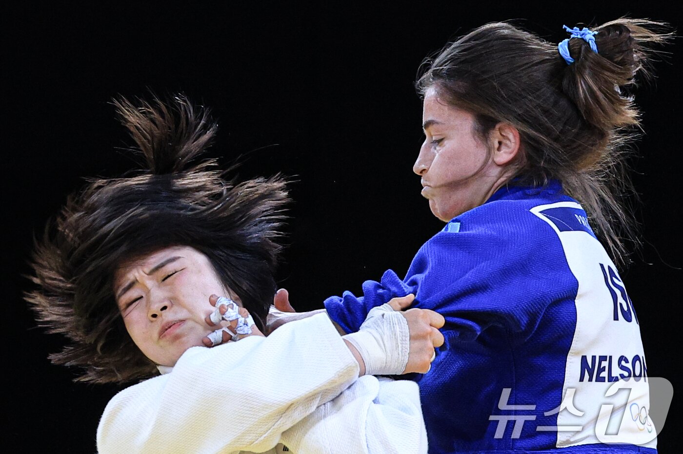 본문 이미지 - 대한민국 유도대표팀 허미미 선수가 29일 오후 &#40;한국시간&#41; 프랑스 파리 샹 드 마르스 아레나에서 진행된 파리올림픽 유도 여자 -57kg 토너먼트 16강 경기에서 이스라엘의 팀나 넬슨 레비 선수와 자웅을 겨루고 있다. 2024.7.29/뉴스1 ⓒ News1 박정호 기자