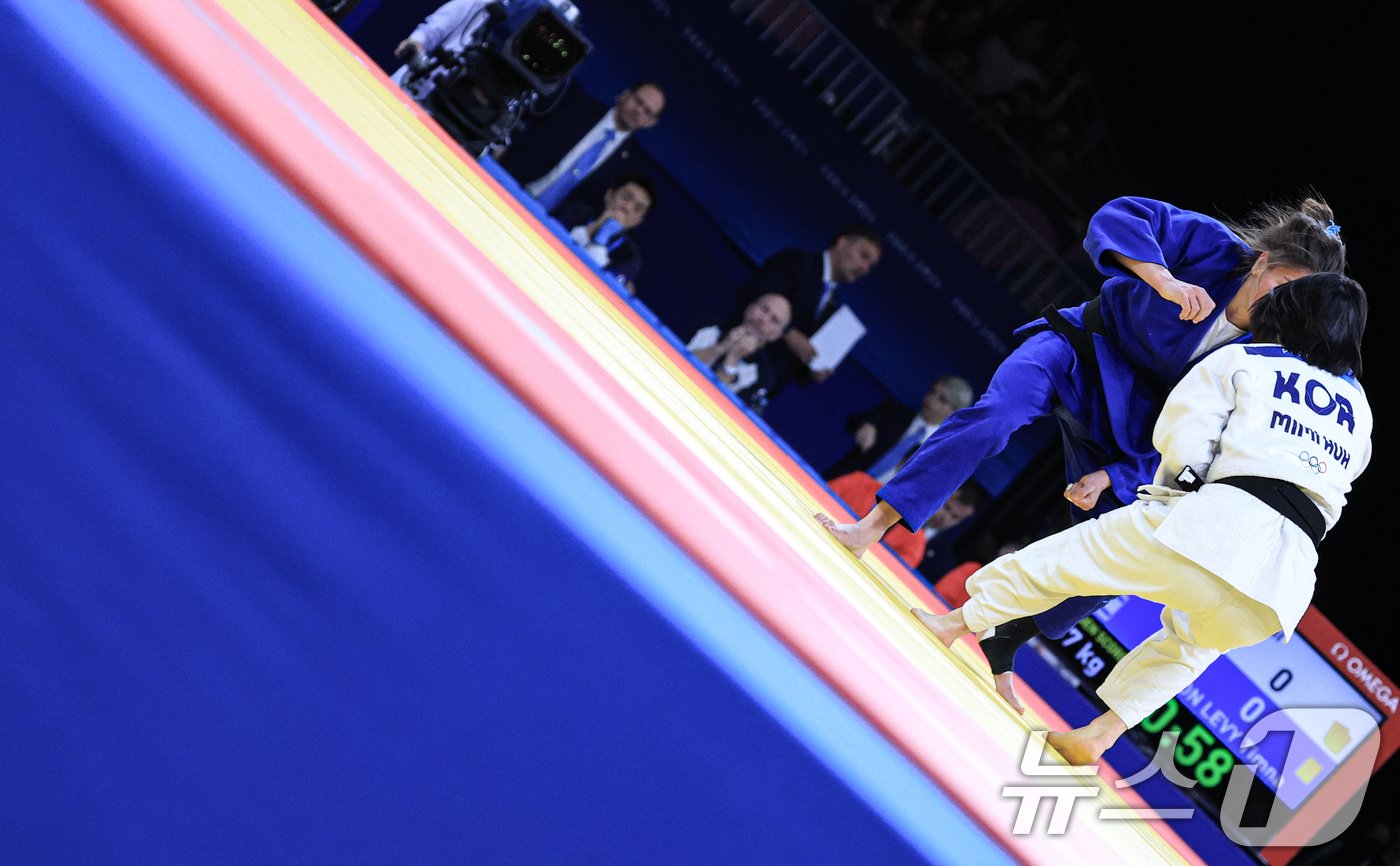 본문 이미지 - 대한민국 유도대표팀 허미미 선수가 29일 오후 (한국시간) 프랑스 파리 샹 드 마르스 아레나에서 진행된 파리올림픽 유도 여자 -57kg 토너먼트 16강 경기에서 이스라엘의 팀나 넬슨 레비 선수와 자웅을 겨루고 있다. 2024.7.29/뉴스1 ⓒ News1 박정호 기자