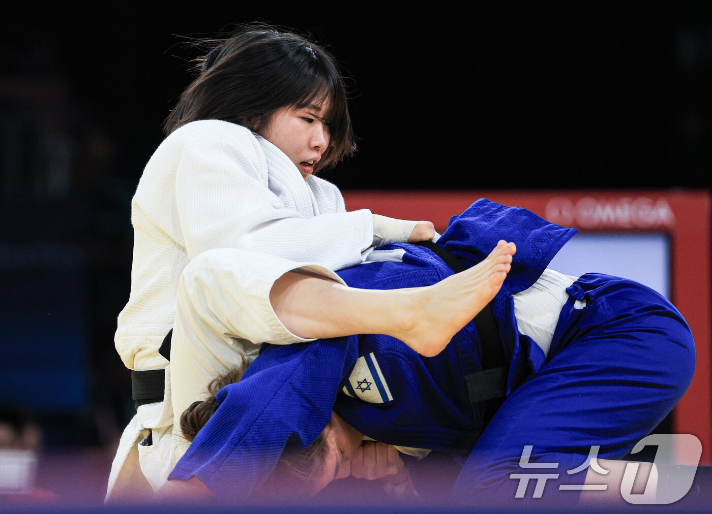 본문 이미지 - 대한민국 유도대표팀 허미미 선수가 29일 오후 (한국시간) 프랑스 파리 샹 드 마르스 아레나에서 진행된 파리올림픽 유도 여자 -57kg 토너먼트 16강 경기에서 이스라엘의 팀나 넬슨 레비 선수와 자웅을 겨루고 있다. 2024.7.29/뉴스1 ⓒ News1 박정호 기자