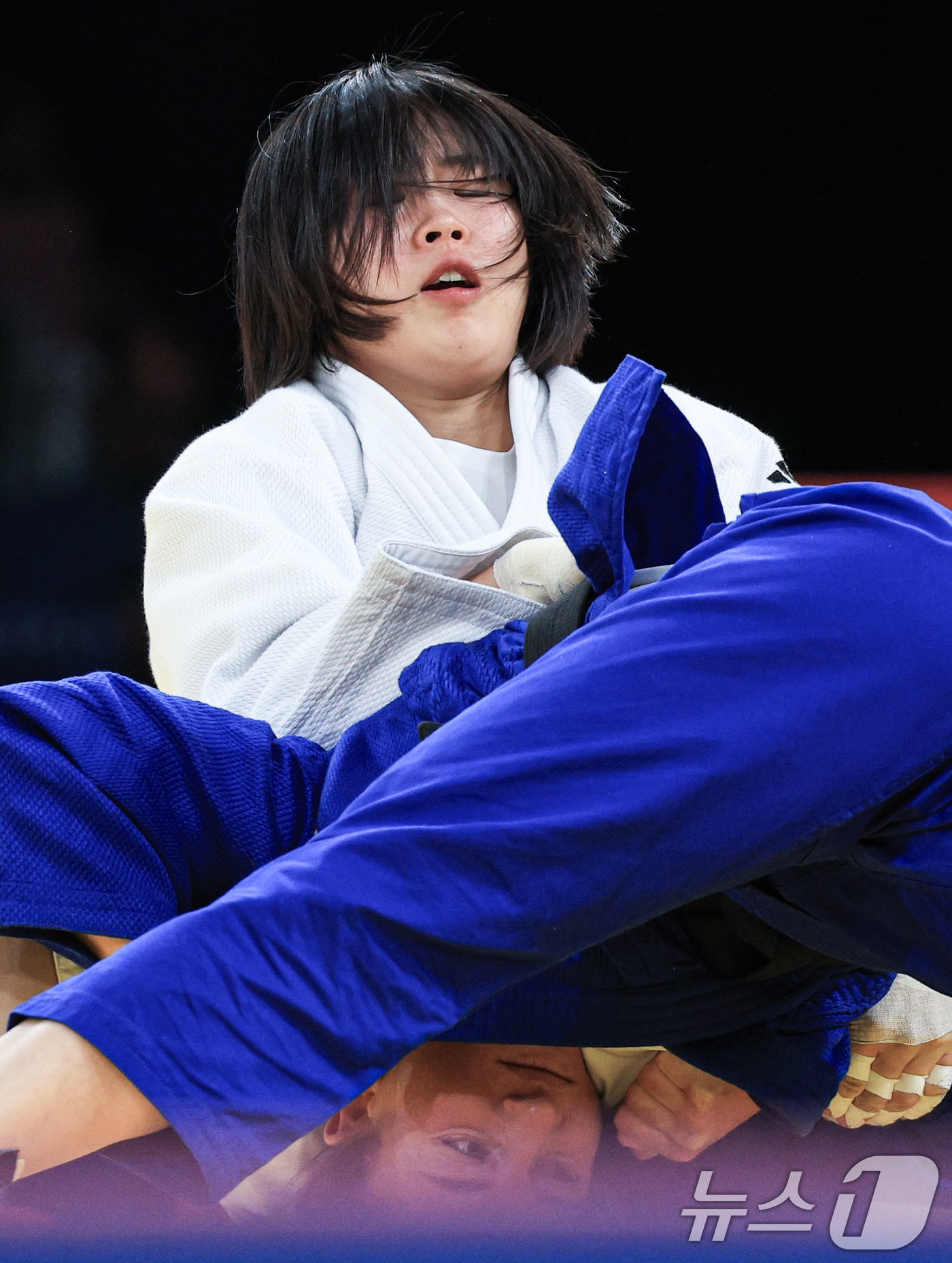 본문 이미지 - 대한민국 유도대표팀 허미미 선수가 29일 오후 (한국시간) 프랑스 파리 샹 드 마르스 아레나에서 진행된 파리올림픽 유도 여자 -57kg 토너먼트 16강 경기에서 이스라엘의 팀나 넬슨 레비 선수와 자웅을 겨루고 있다. 2024.7.29/뉴스1 ⓒ News1 박정호 기자