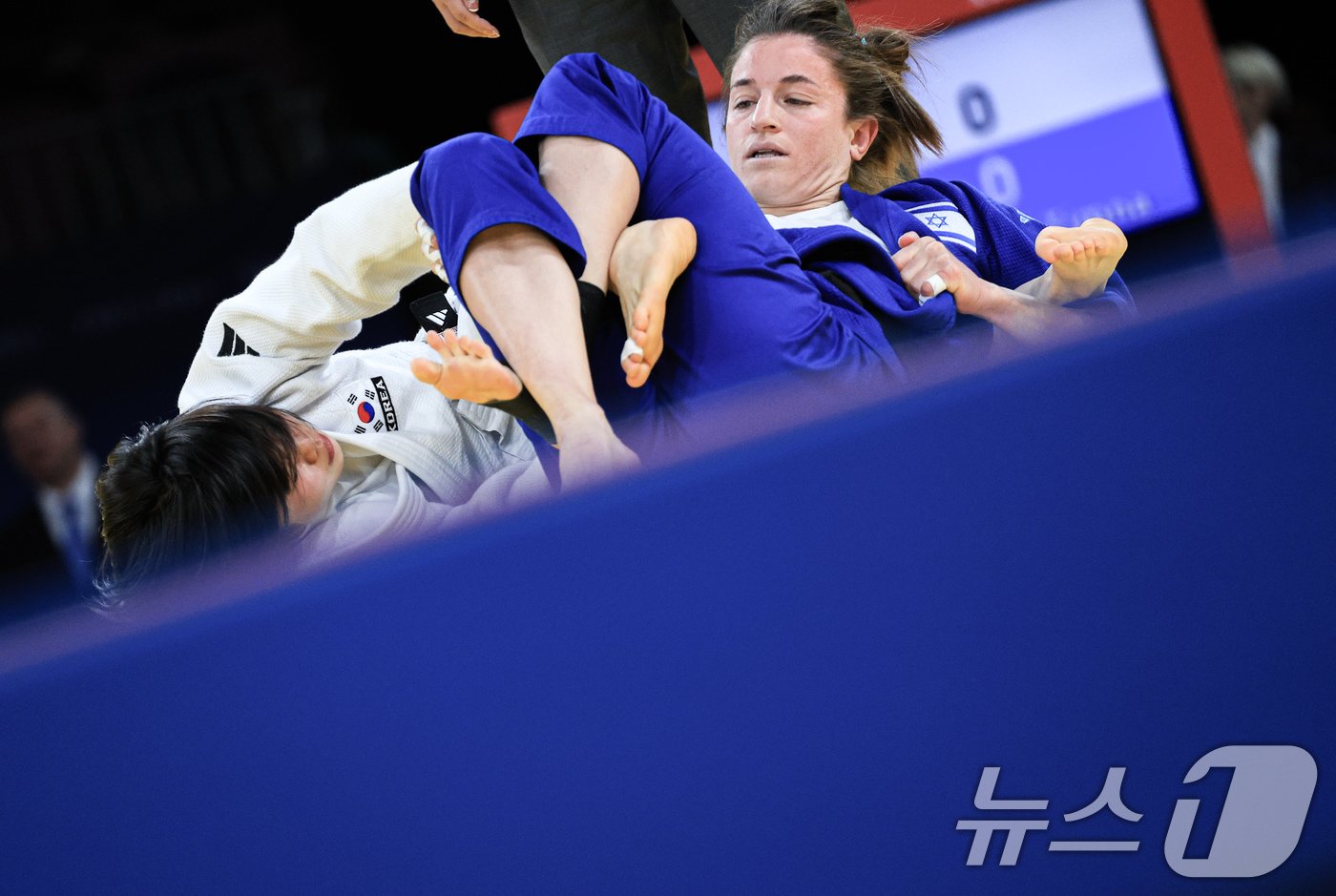 본문 이미지 - 대한민국 유도대표팀 허미미 선수가 29일 오후 (한국시간) 프랑스 파리 샹 드 마르스 아레나에서 진행된 파리올림픽 유도 여자 -57kg 토너먼트 16강 경기에서 이스라엘의 팀나 넬슨 레비 선수와 자웅을 겨루고 있다. 2024.7.29/뉴스1 ⓒ News1 박정호 기자