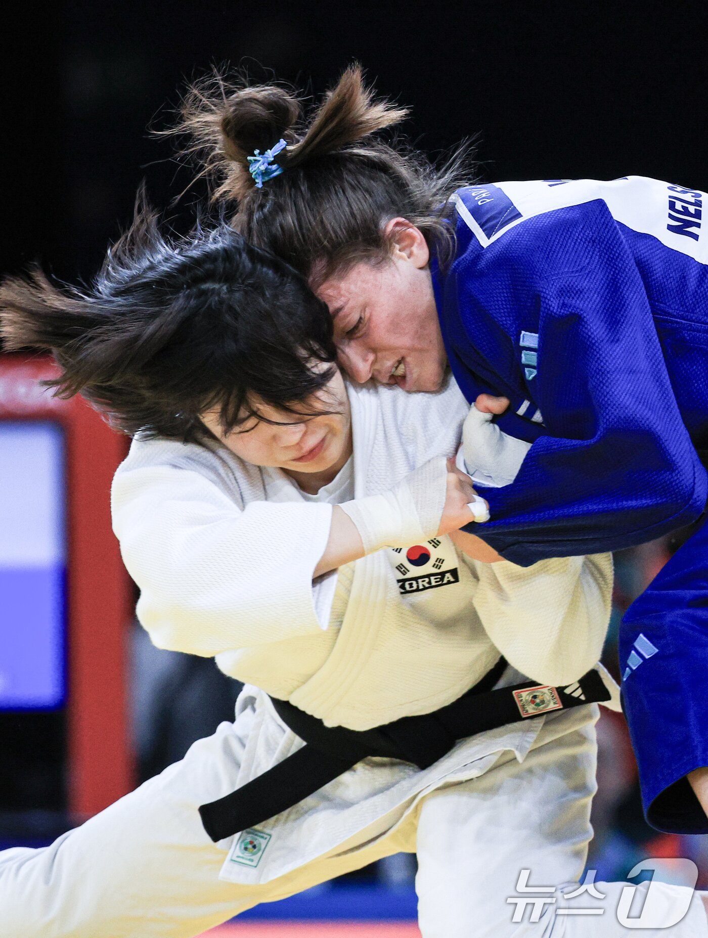 본문 이미지 - 대한민국 유도대표팀 허미미 선수가 29일 오후 (한국시간) 프랑스 파리 샹 드 마르스 아레나에서 진행된 파리올림픽 유도 여자 -57kg 토너먼트 16강 경기에서 이스라엘의 팀나 넬슨 레비 선수와 자웅을 겨루고 있다. 2024.7.29/뉴스1 ⓒ News1 박정호 기자