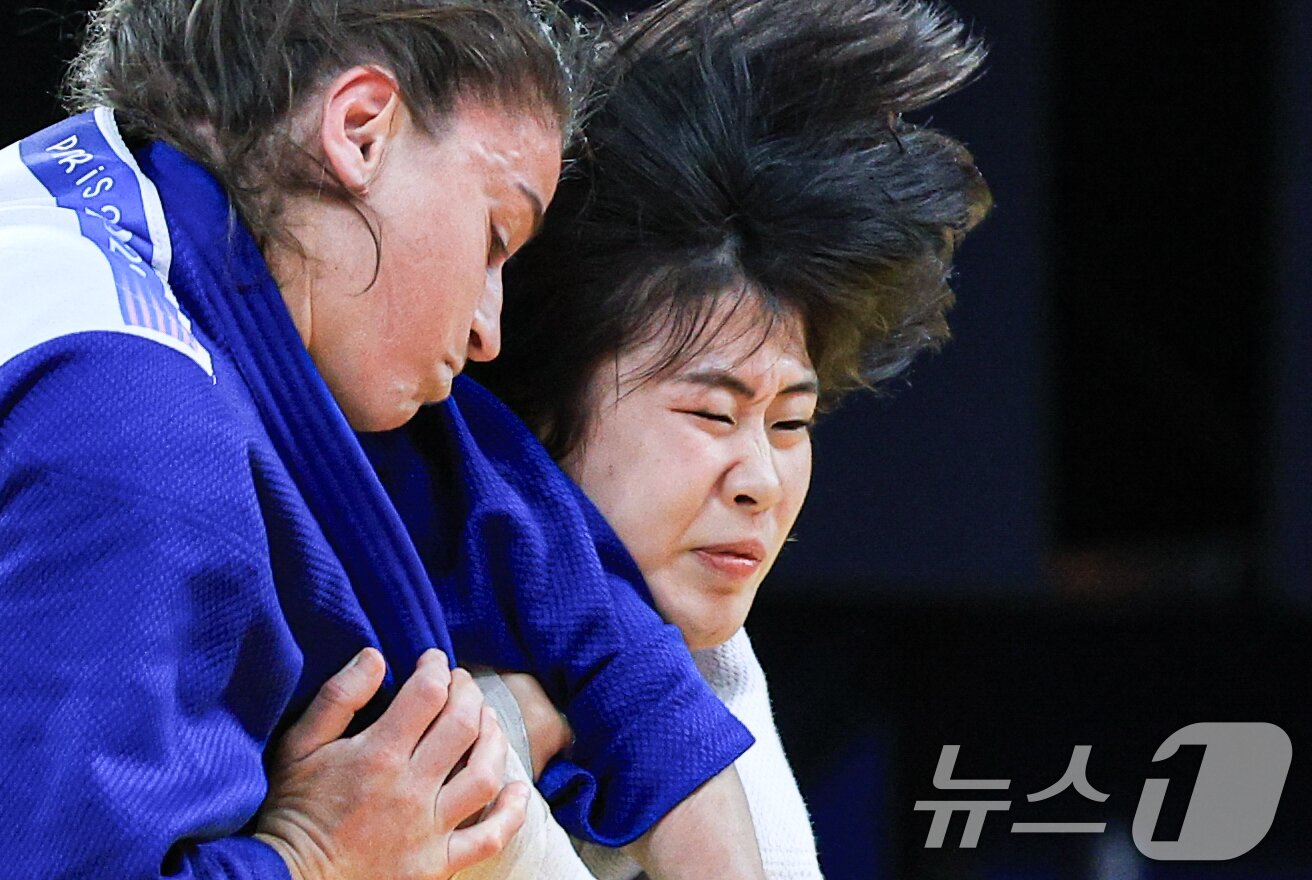 본문 이미지 - 대한민국 유도대표팀 허미미 선수가 29일 오후 &#40;한국시간&#41; 프랑스 파리 샹 드 마르스 아레나에서 진행된 파리올림픽 유도 여자 -57kg 토너먼트 16강 경기에서 이스라엘의 팀나 넬슨 레비 선수와 자웅을 겨루고 있다. 2024.7.29/뉴스1 ⓒ News1 박정호 기자