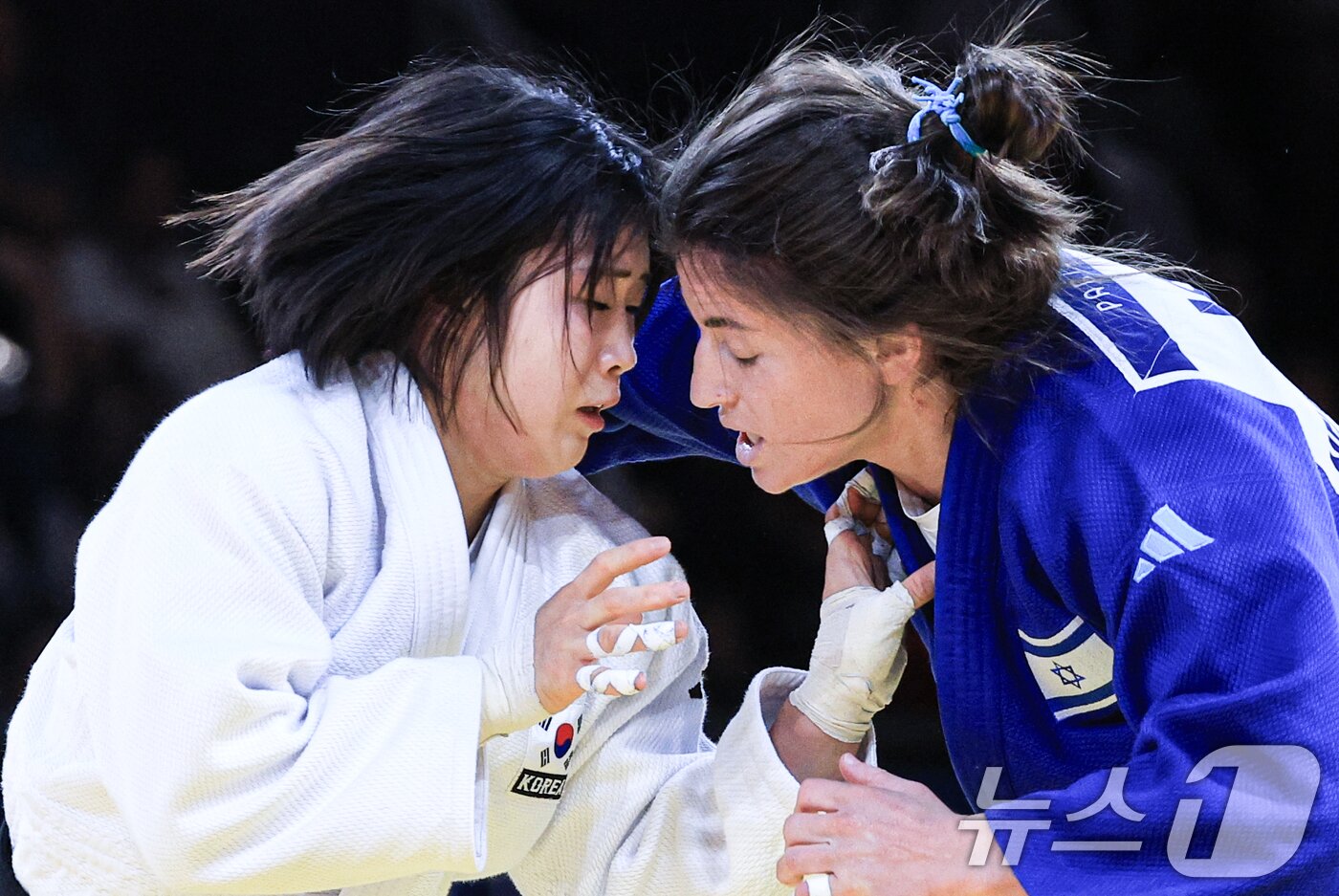 본문 이미지 - 대한민국 유도대표팀 허미미 선수가 29일 오후 (한국시간) 프랑스 파리 샹 드 마르스 아레나에서 진행된 파리올림픽 유도 여자 -57kg 토너먼트 16강 경기에서 이스라엘의 팀나 넬슨 레비 선수와 자웅을 겨루고 있다. 2024.7.29/뉴스1 ⓒ News1 박정호 기자