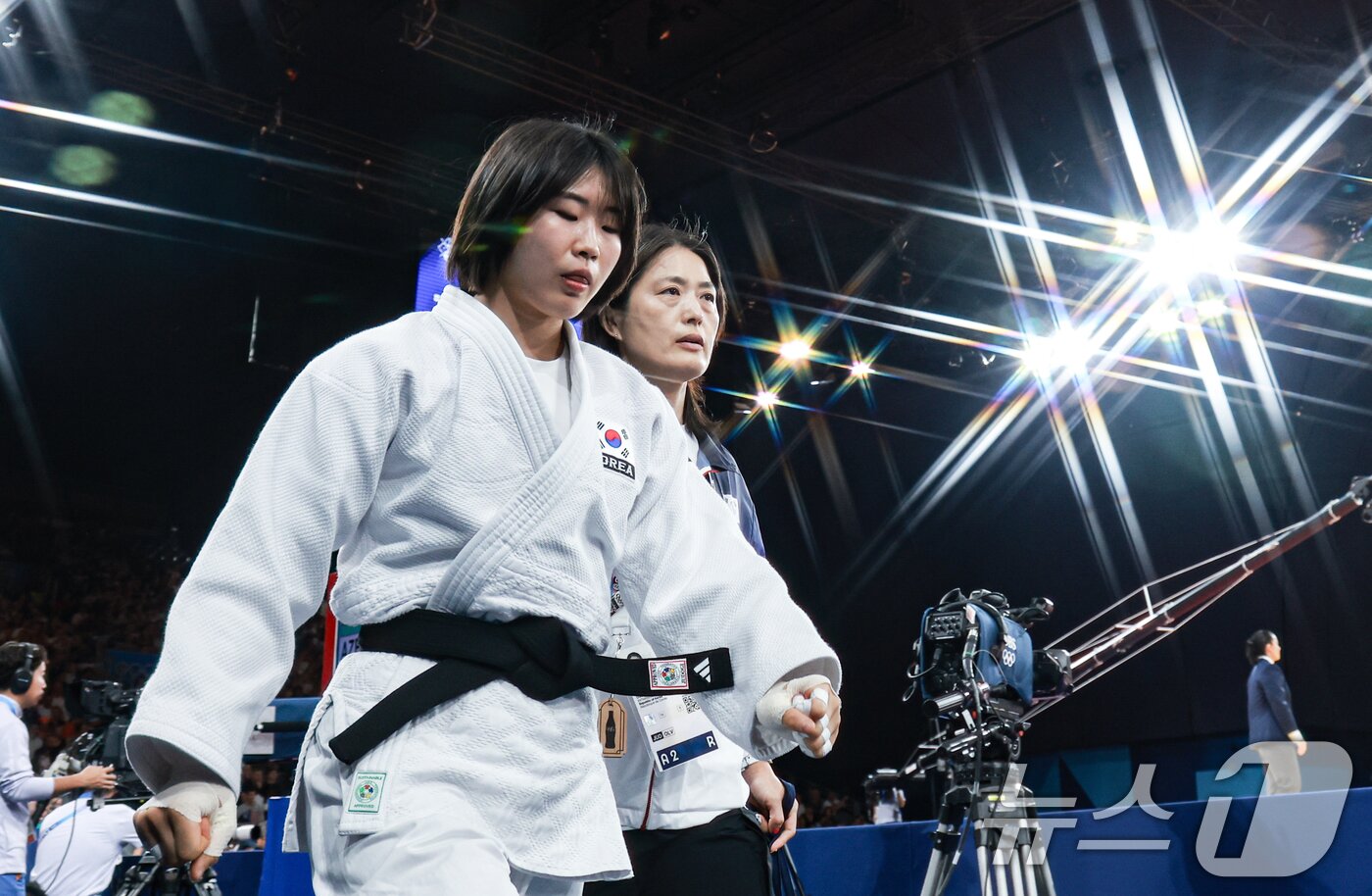 본문 이미지 - 대한민국 유도대표팀 허미미 선수가 29일 오후 &#40;한국시간&#41; 프랑스 파리 샹 드 마르스 아레나에서 진행된 파리올림픽 유도 여자 -57kg 토너먼트 16강 이스라엘의 팀나 넬슨 레비 선수와의 경기에 입장하고 있다. 2024.7.29/뉴스1 ⓒ News1 박정호 기자
