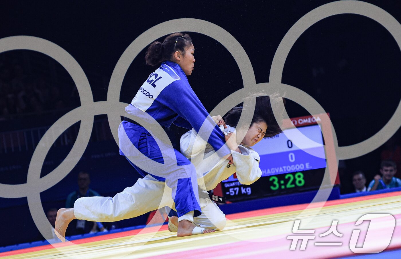 본문 이미지 - 대한민국 유도대표팀 허미미 선수가 29일 오후 &#40;한국시간&#41; 프랑스 파리 샹 드 마르스 아레나에서 진행된 파리올림픽 유도 여자 -57kg 토너먼트 8강 경기에서 몽골의 르카그바토구 선수와 자웅을 겨루고 있다. &#40;다중노출&#41; 2024.7.29/뉴스1 ⓒ News1 박정호 기자