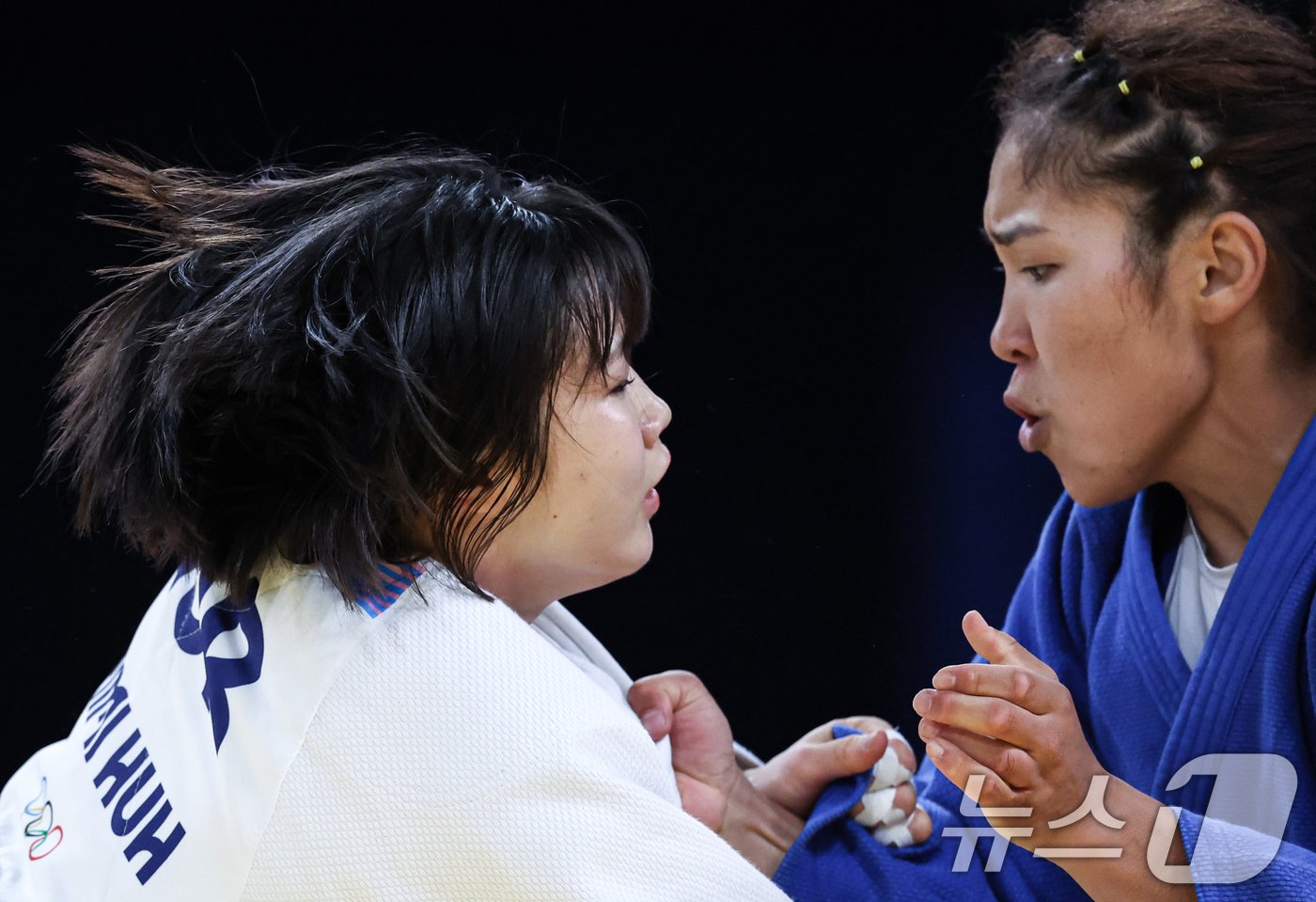 대한민국 유도대표팀 허미미 선수가 29일 오후 &#40;한국시간&#41; 프랑스 파리 샹 드 마르스 아레나에서 진행된 파리올림픽 유도 여자 -57kg 토너먼트 8강 경기에서 몽골의 르카그바토구 선수와 자웅을 겨루고 있다. 2024.7.29/뉴스1 ⓒ News1 박정호 기자