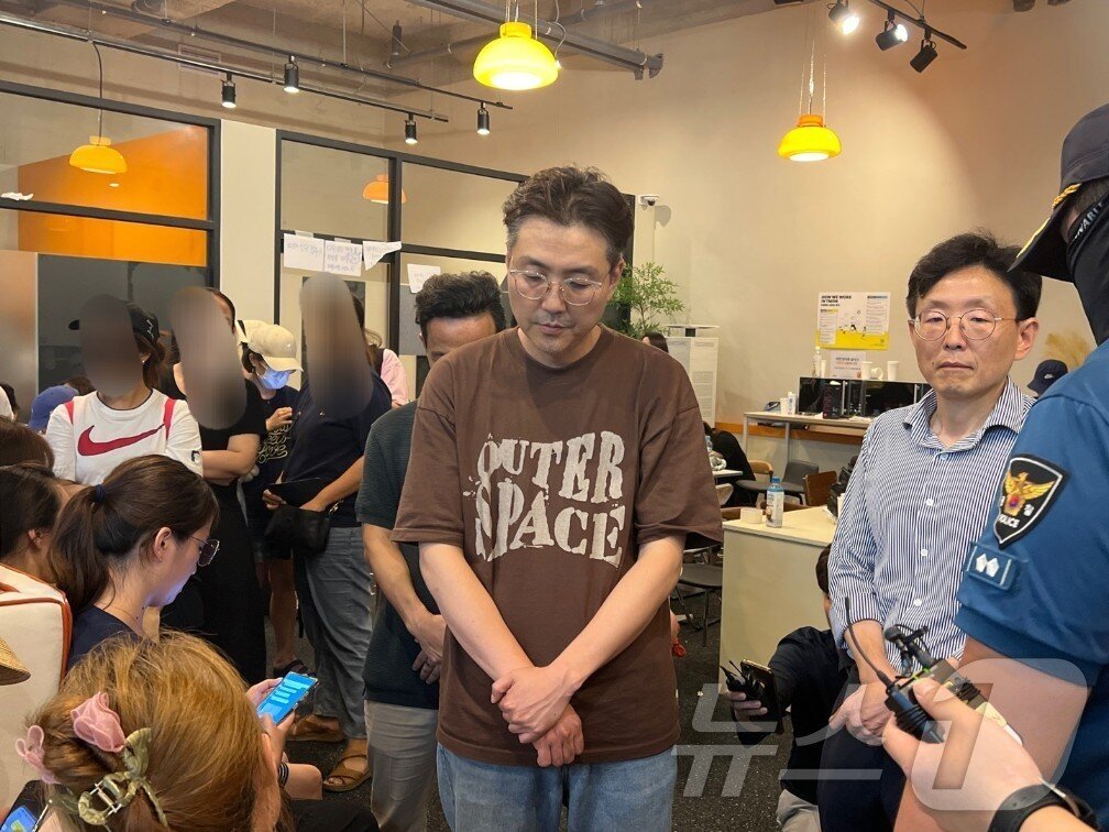 본문 이미지 - 고개숙인 권도완 티몬 운영사업본부장. 