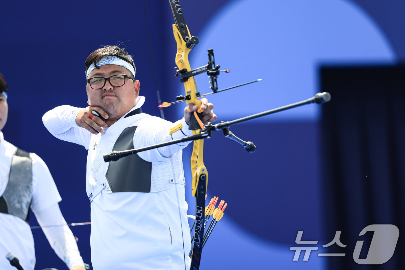 본문 이미지 - 대한민국 양궁대표팀 김우진이 29일(한국시간) 프랑스 파리 레쟁발리드 특설 사로에서 열린 2024 파리올림픽 양궁 남자 단체전 일본과의 8강전에서 활시위를 당기고 있다. 2024.7.29/뉴스1 ⓒ News1 박정호 기자