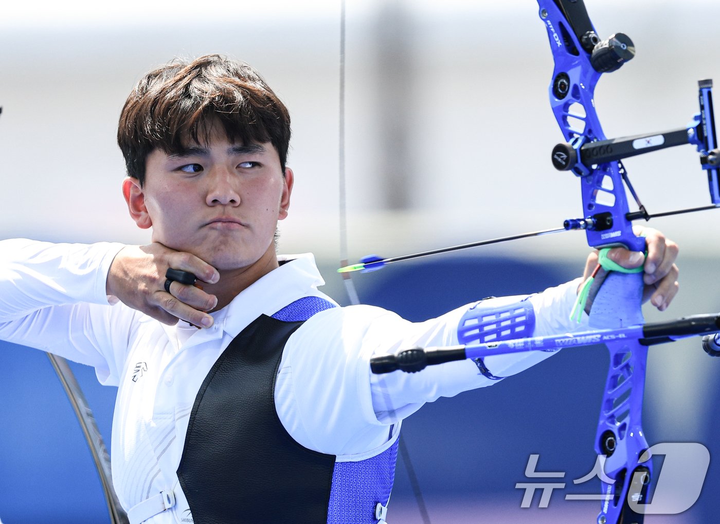 본문 이미지 - 대한민국 양궁대표팀 김제덕이 29일(한국시간) 프랑스 파리 레쟁발리드 특설 사로에서 열린 2024 파리올림픽 양궁 남자 단체전 일본과의 8강전에서 활시위를 당기고 있다. 2024.7.29/뉴스1 ⓒ News1 박정호 기자