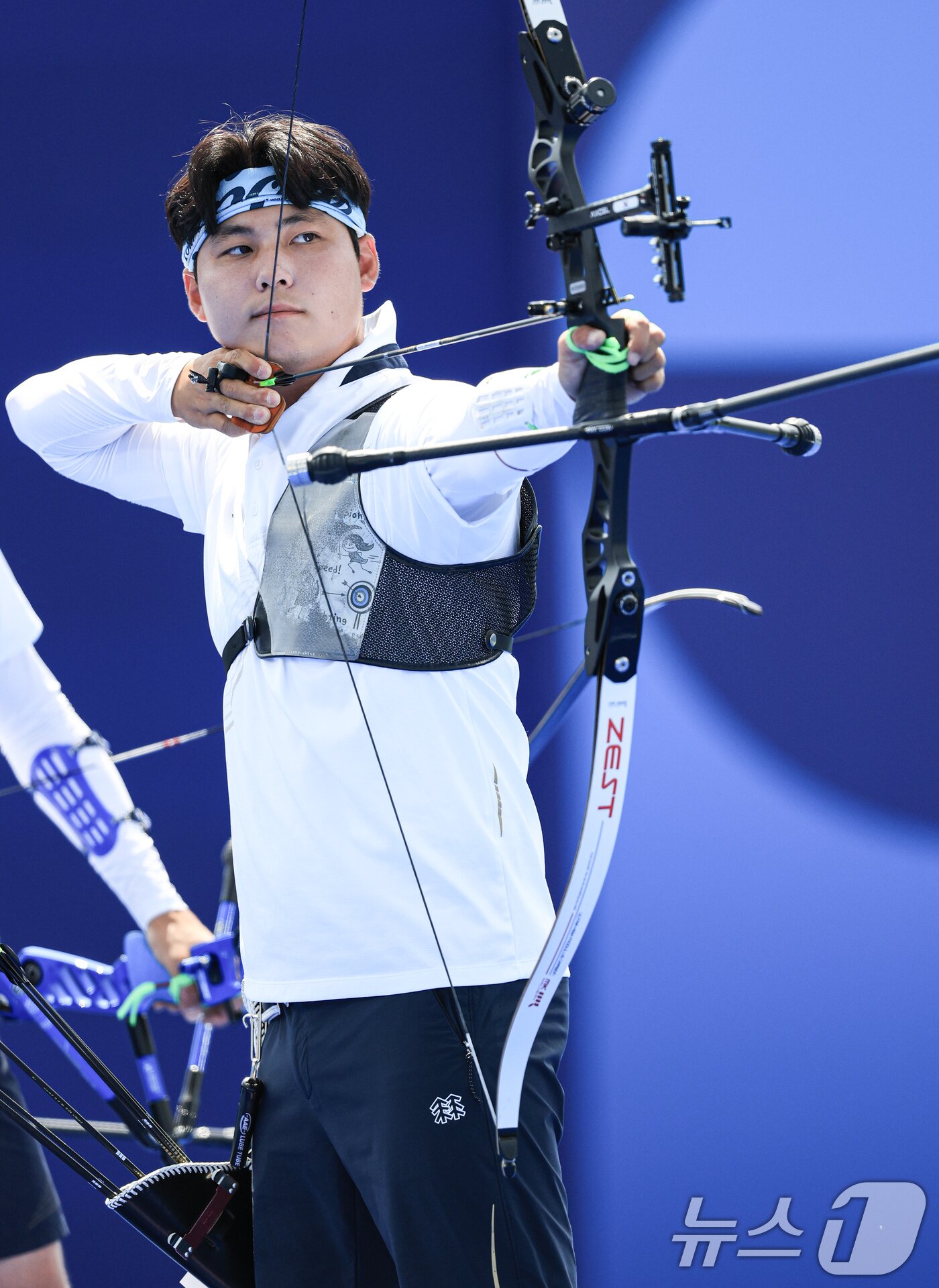본문 이미지 - 대한민국 양궁대표팀 이우석이 29일(한국시간) 프랑스 파리 레쟁발리드 특설 사로에서 열린 2024 파리올림픽 양궁 남자 단체전 일본과의 8강전에서 활시위를 당기고 있다. 2024.7.29/뉴스1 ⓒ News1 박정호 기자