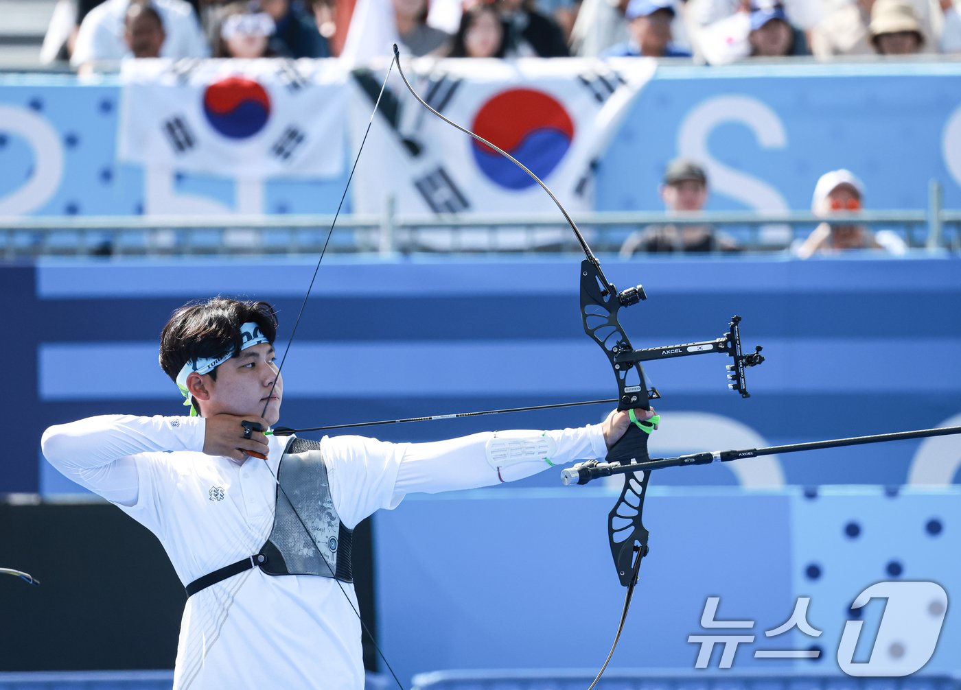 대한민국 양궁대표팀 이우석이 29일&#40;한국시간&#41; 프랑스 파리 앵발리드에서 열린 2024 파리올림픽 양궁 남자 단체전 준결승 중국과의 경기에서 활시위를 당기고 있다. 2024.7.29/뉴스1 ⓒ News1 박정호 기자