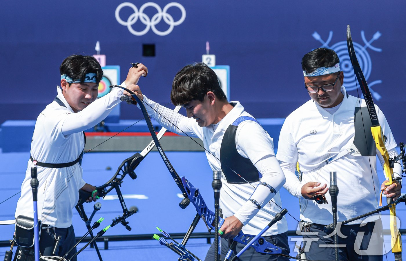 대한민국 양궁대표팀 김우진, 김제덕, 이우석이 29일&#40;한국시간&#41; 프랑스 파리 앵발리드에서 열린 2024 파리올림픽 양궁 남자 단체전 준결승 중국과의 경기에서 승리한 후 기뻐하고 있다. 2024.7.29/뉴스1 ⓒ News1 박정호 기자