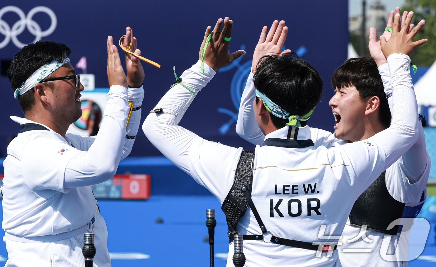 대한민국 양궁대표팀 김우진, 김제덕, 이우석이 29일&#40;한국시간&#41; 프랑스 파리 앵발리드에서 열린 2024 파리올림픽 양궁 남자 단체전 준결승 중국과의 경기에서 승리한 후 기뻐하고 있다. 2024.7.29/뉴스1 ⓒ News1 박정호 기자