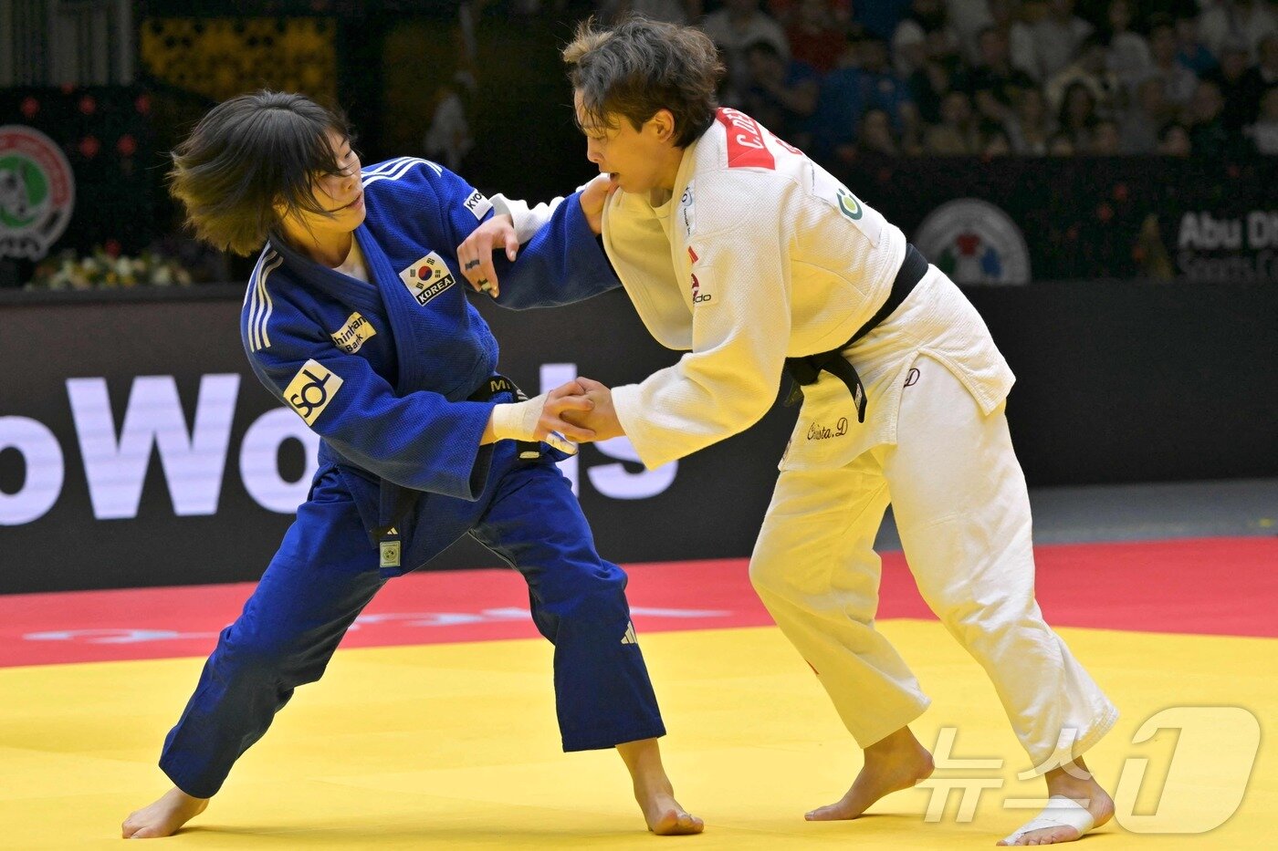 본문 이미지 - 허미미(왼쪽)는 지난 5월 UAE 아부다비에서 열린 세계유도선수권 여자 57㎏급 결승에서 크리스타 데구치를 꺾고 우승했다. ⓒ AFP=뉴스1