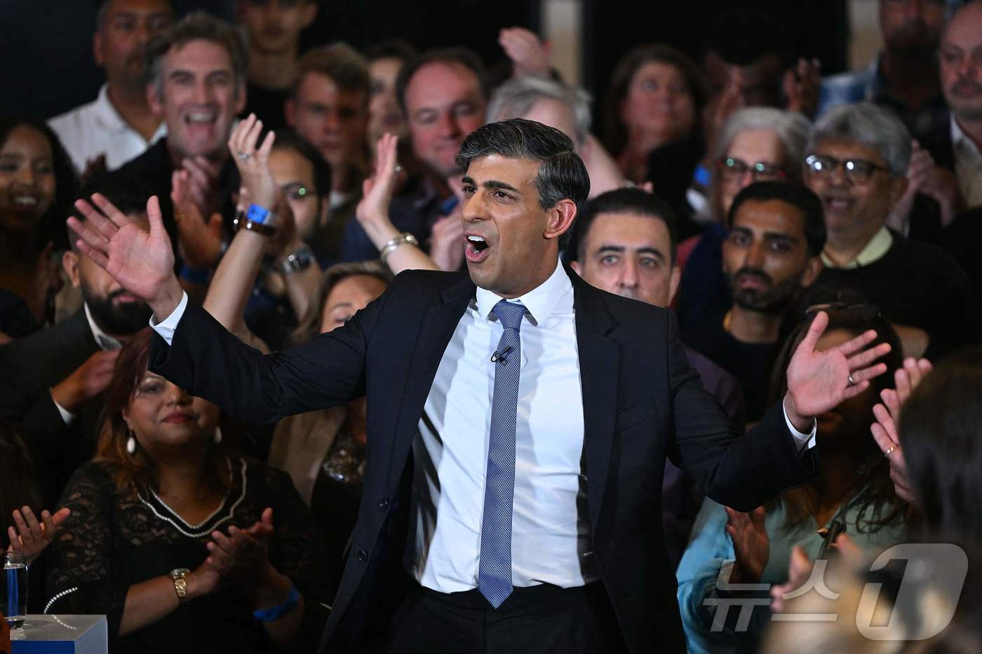 본문 이미지 - 영국 총리이자 보수당 대표인 리시 수낵이 2일(현지시간) 런던 국립 육군 박물관에서 총선 유세를 하고 있다. 2024.07.02/ ⓒ AFP=뉴스1 ⓒ News1 조유리 기자