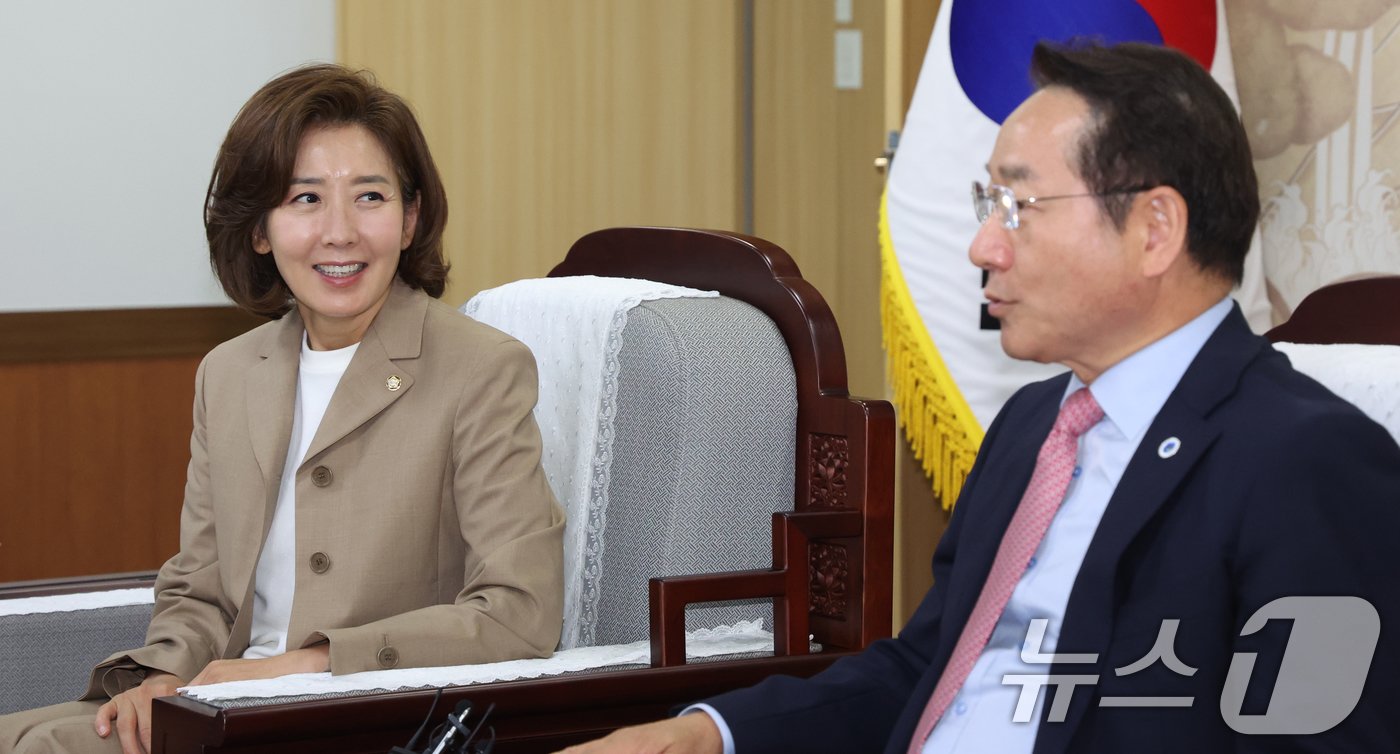 나경원 국민의힘 당 대표 후보와 유정복 인천시장이 3일 인천시 남동구 시청 접견실에서 면담을 하고 있다. 2024.7.3/뉴스1 ⓒ News1 김명섭 기자