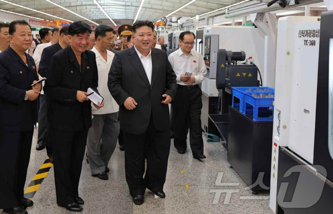 본문 이미지 - (평양 노동신문=뉴스1) = 북한 노동당 기관지 노동신문은 3일 김정은 당 총비서가 중요 공장, 기업소들을 시찰했다고 보도했다. [국내에서만 사용가능. 재배포 금지. DB 금지. For Use Only in the Republic of Korea. Redistribution Prohibited] rodongphoto@news1.kr