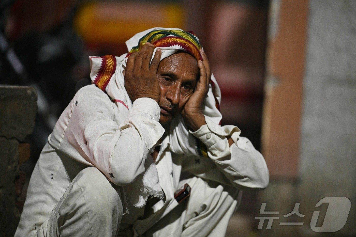본문 이미지 - 3일(현지시간) 인도 우타르프라데시주 하트라스에 있는 병원 영안실 밖에 앉아 망연자실한 표정에 손으로 얼굴을 감싸고 있는 희생자 친척. 인도 정부는 2일 하트라스 지역의 종교 행사를 마친 참가자들이 예배장소에서 서둘러 퇴장하다 사고가 났다고 밝혔다. 당국은 이 사고로 최소 116명이 압사했다고 보고 있다. 2024.07.03/ ⓒ AFP=뉴스1 ⓒ News1 조유리 기자