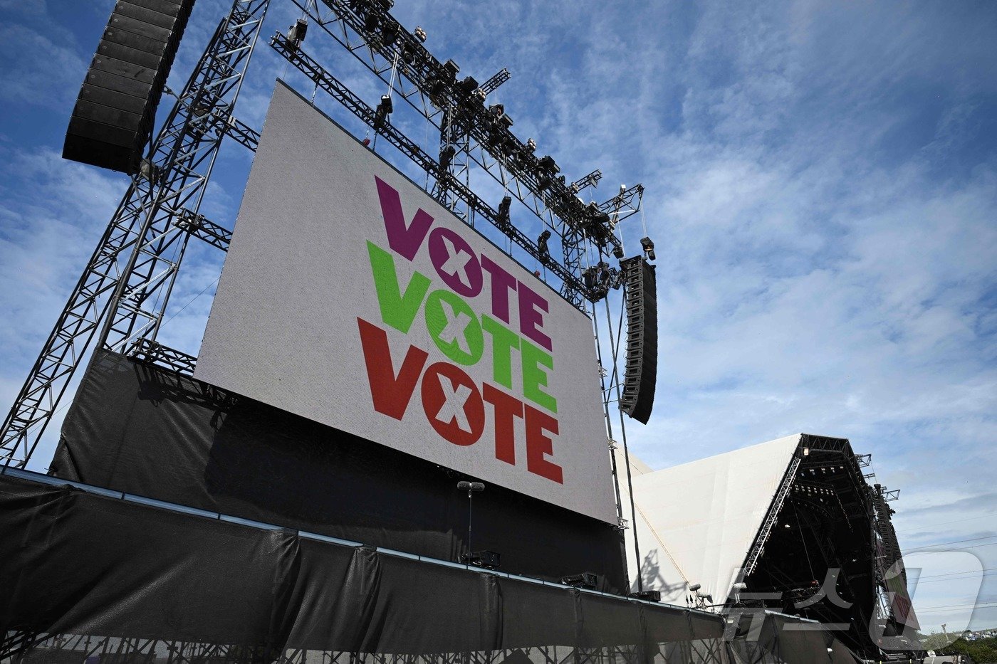본문 이미지 - 지난달 29일(현지시간) 영국의 대표적인 음악 페스티벌 중 하나인 글래스톤베리 페스티벌이 열린 영국 남서부 서머셋에서 투표를 독려하는 포스터가 걸려 있다. 24.06.29 ⓒ AFP=뉴스1 ⓒ News1 김예슬 기자