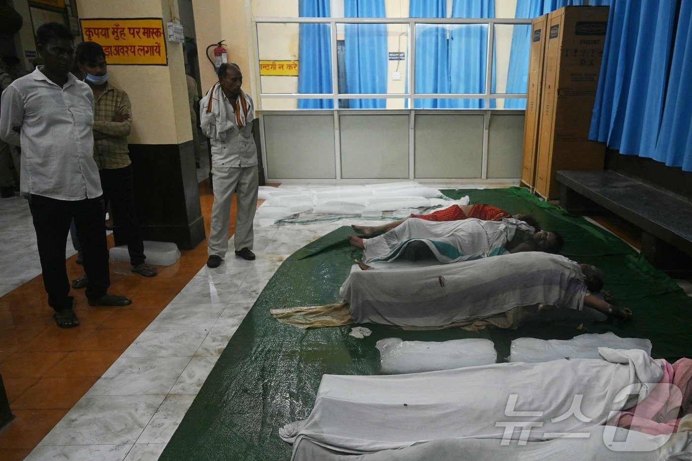 본문 이미지 - 3일 (현지시간) 인도 종교 행사 압사사고 희생자들이 우타르프라데시주 하트라스에 있는 병원 영안실에 놓여있다. 이날 힌두교 행사를 마친 사람들이 예배장소를 빠져나가다 압사하는 사고가 발생했다. 인도 정부는 이 사고로 최소 116명이 압사했다고 보고 있다. 2024.07.03/ ⓒ AFP=뉴스1 ⓒ News1 조유리 기자