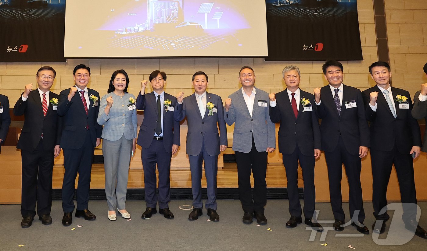 본문 이미지 - 이영섭 뉴스1 대표(가운데)가 3일 서울 중구 대한상공회의소 의원회의실에서 열린 '뉴스1 미래산업포럼(NFIF) 2024'에서 귀빈들과 기념촬영을 있다. 왼쪽부터 김종석 대통령직속 규제개혁위원회 공동위원장, 김성원 국민의힘 의원, 박영선 전 중소벤처기업부 장관, 이 대표, 이철규 국회 산업통상자원중소벤처기업위원회 위원장, 이원이 더불어민주당 의원, 이인호 한국무역협회 상근부회장. 2024.7.3/뉴스1 ⓒ News1 김성진 기자