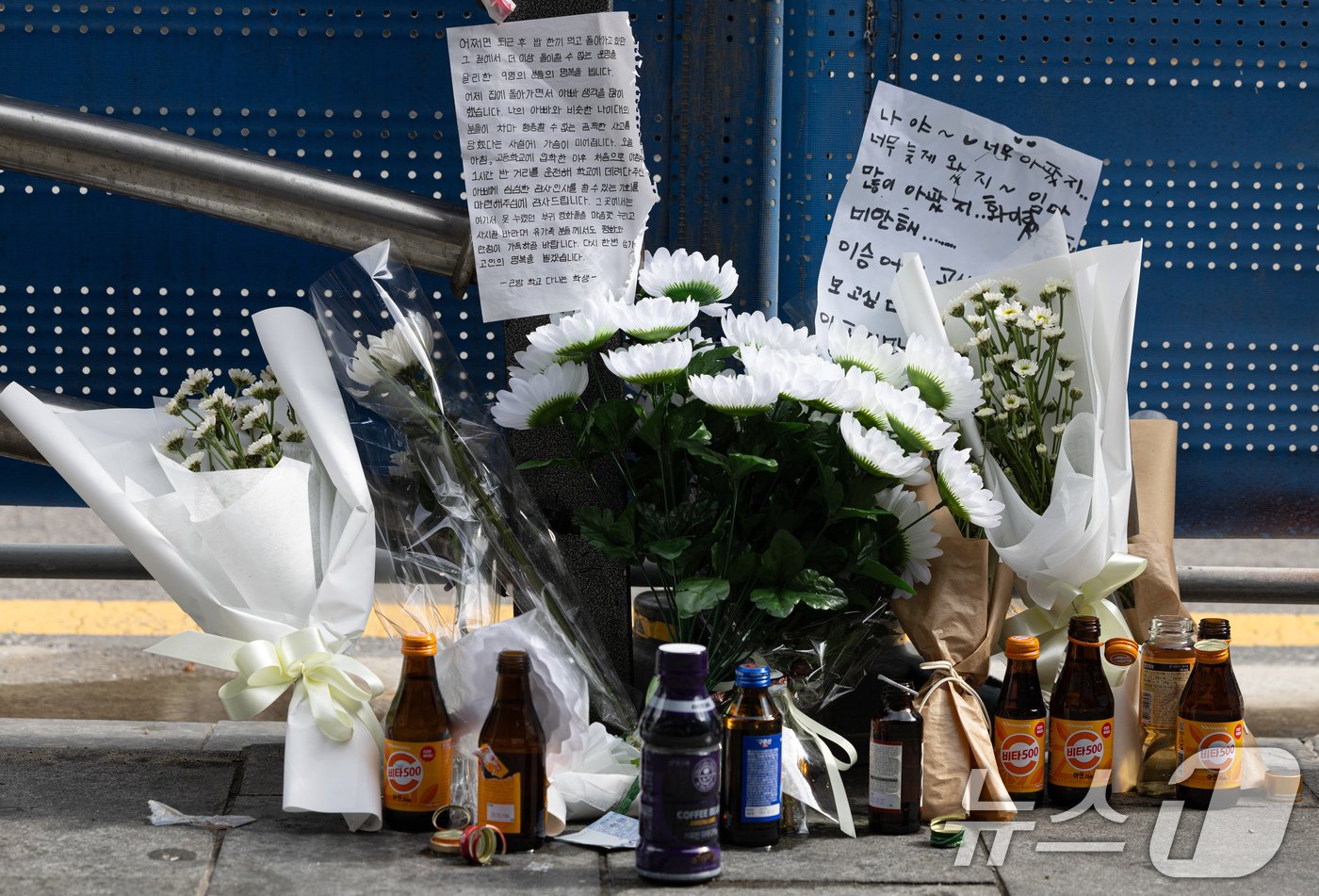 3일 오전 서울 중구 서울시청 인근 역주행 교통사고 추모공간에 희생자를 기리는 국화가 놓여 있다. 2024.7.3/뉴스1 ⓒ News1 