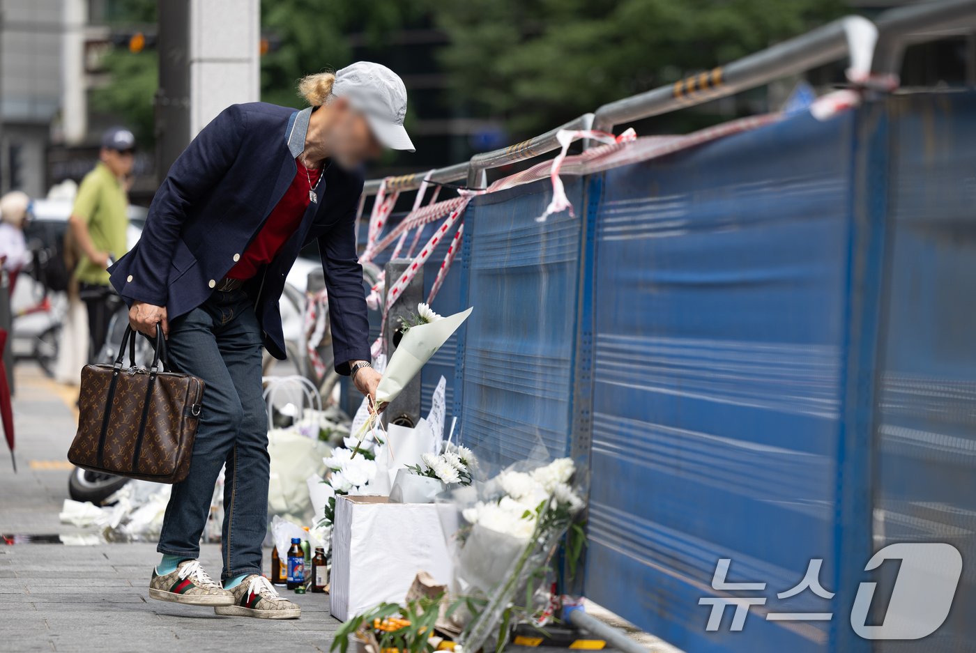 본문 이미지 - 3일 오전 서울 중구 서울시청 인근 역주행 교통사고 추모공간을 찾은 한 시민이 희생자를 추모하고 있다. 2024.7.3/뉴스1 ⓒ News1 이재명 기자