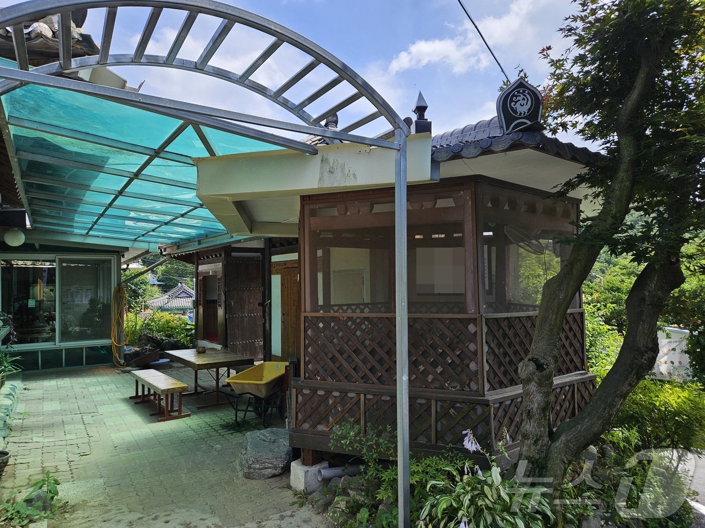 본문 이미지 - 상당산성 일대 식당의 불법증축물로 의심되는 건물.2024.7.1/뉴스1 이재규 기자 