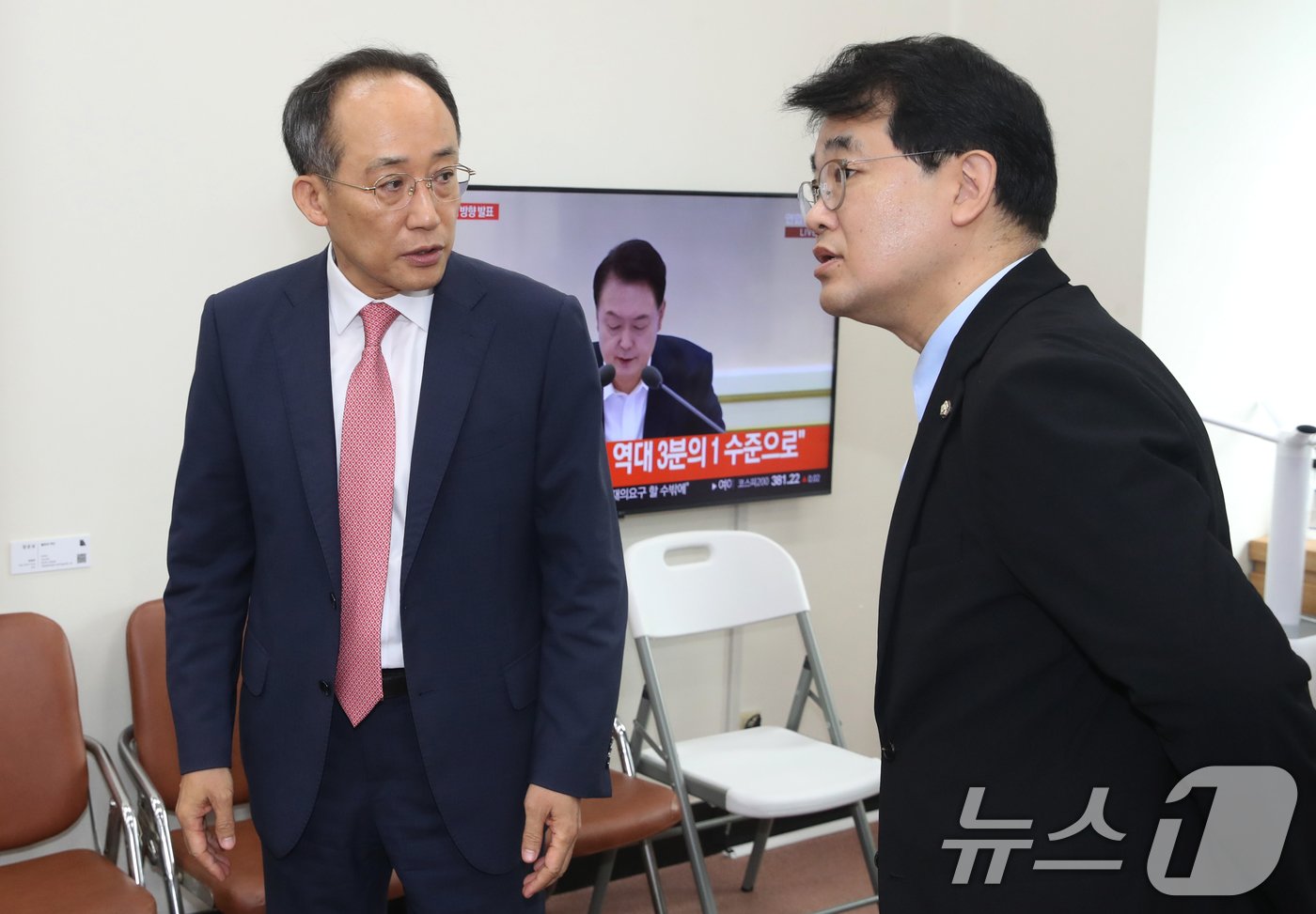 추경호 국민의힘 원내대표가 3일 오전 서울 여의도 국회에서 가진 현안 관련 기자간담회에 앞서 배준영 원내수석부대표와 대화하고 있다. 2024.7.3/뉴스1 ⓒ News1 이광호 기자