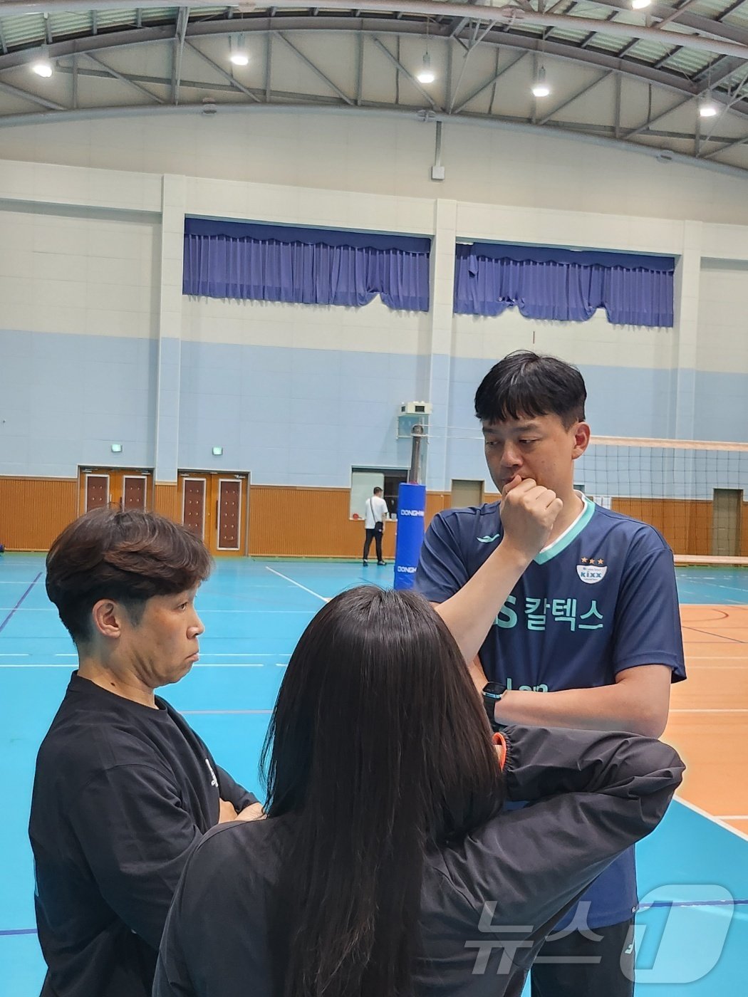 본문 이미지 - 아보 코치(왼쪽)와 대화하고 있는 이영택 감독. (GS칼텍스 제공) ⓒ News1 