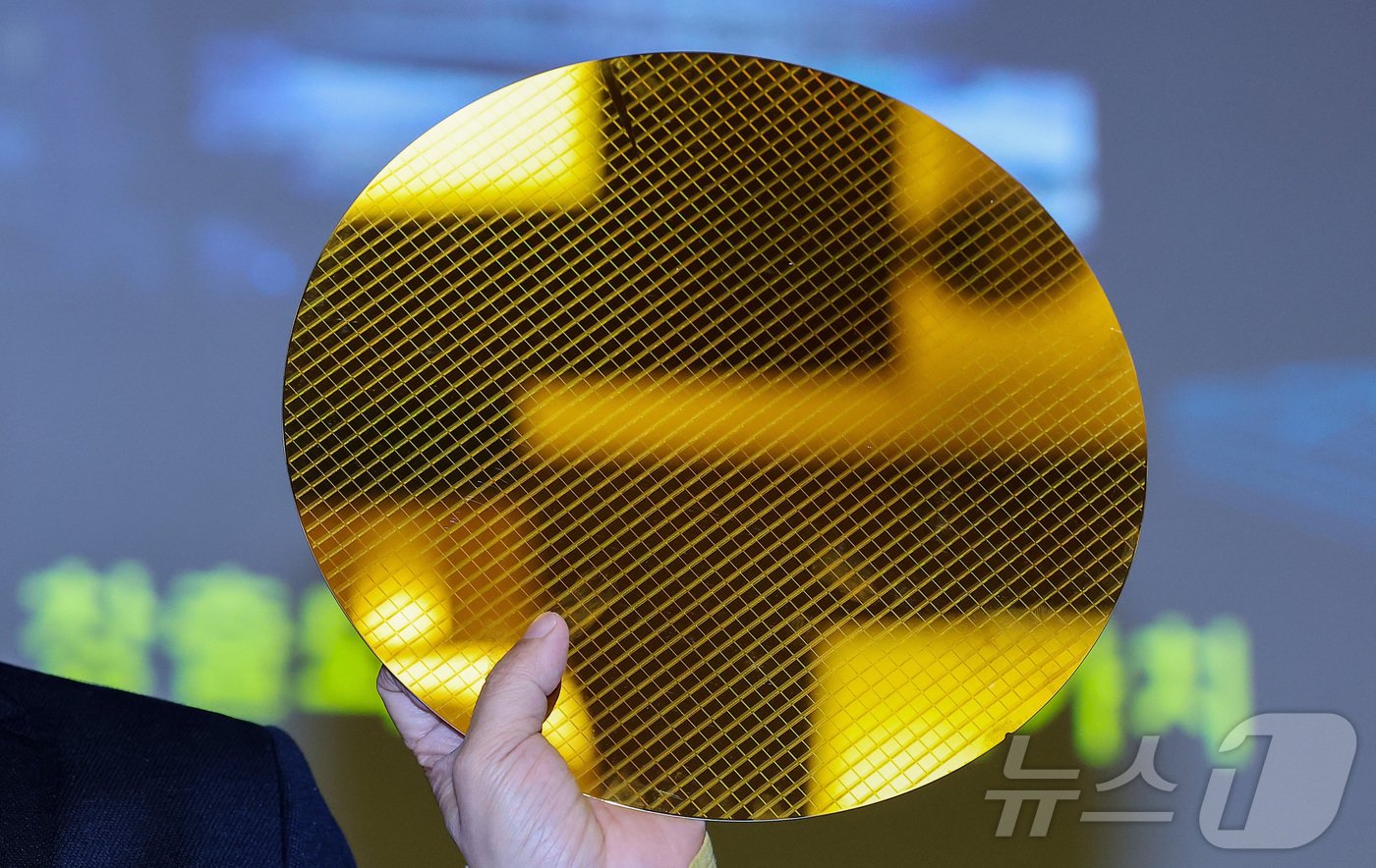 본문 이미지 - 박철민 삼성전자 어드밴스드패키징(AVP) 사업팀 상무가 3일 서울 중구 대한상공회의소 의원회의실에서 열린 '뉴스1 미래산업포럼(NFIF) 2024'에서 삼성전자 반도체의 여정과 어드밴스드 패키징의 가능성에 대해 발표하고 있다. 2024.7.3/뉴스1 ⓒ News1 김성진 기자