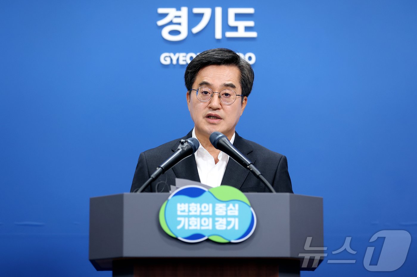 3일 오전 경기도청 브리핑룸에서 김동연 경기도지사가 화성 화재사고 긴급생계안정비지원 기자회견을 하고 있다.&#40;경기도 제공&#41;