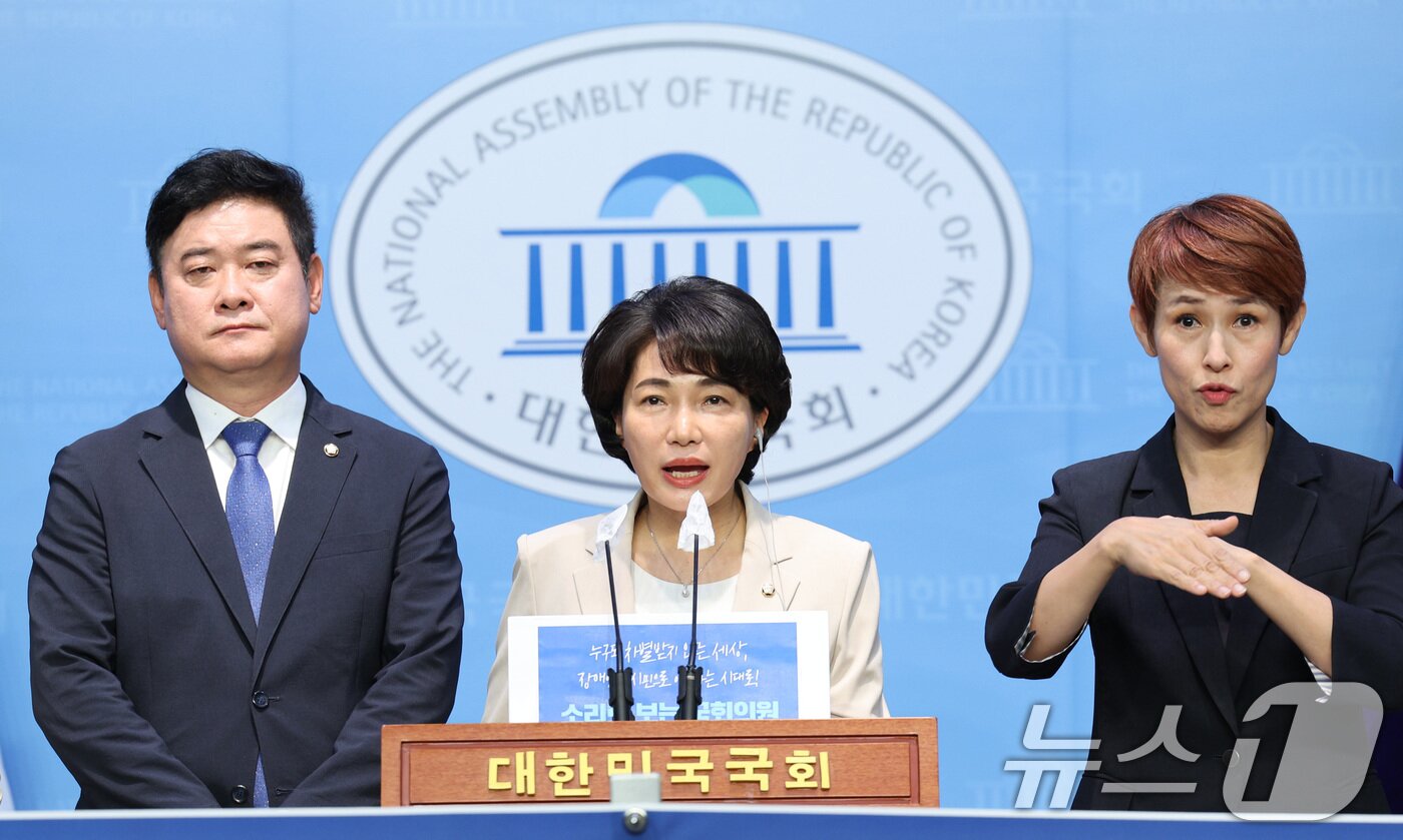 본문 이미지 - 서미화 더불어민주당 의원.(가운데)/뉴스1 ⓒ News1 신웅수 기자