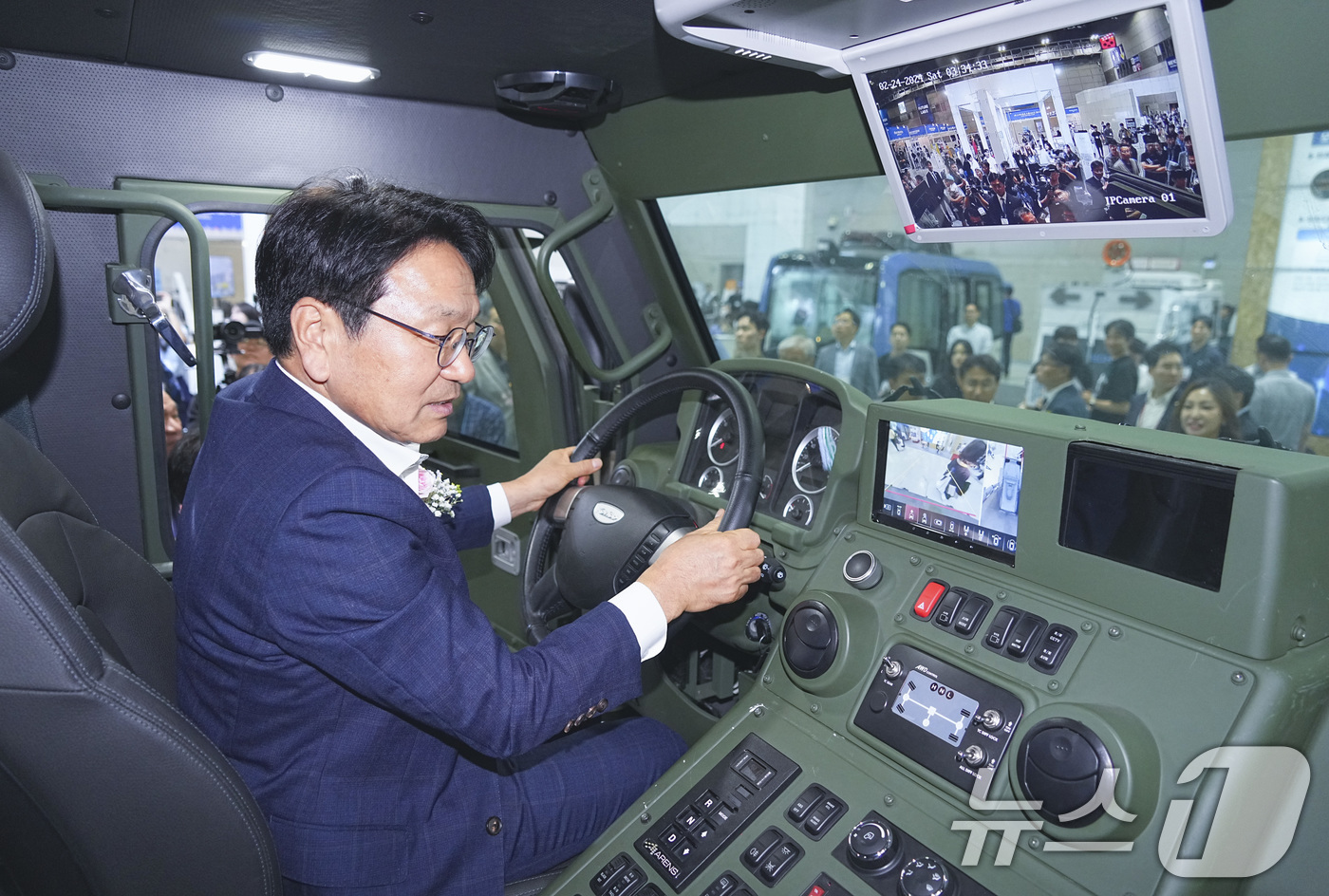 (광주=뉴스1) 이수민 기자 = 강기정 광주광역시장이 27일 오후 서구 김대중컨벤션센터에서 열린 '2024 광주미래산업엑스포 개막식'에 참석해 수출용 장갑차량 내부를 살펴보고 있다 …