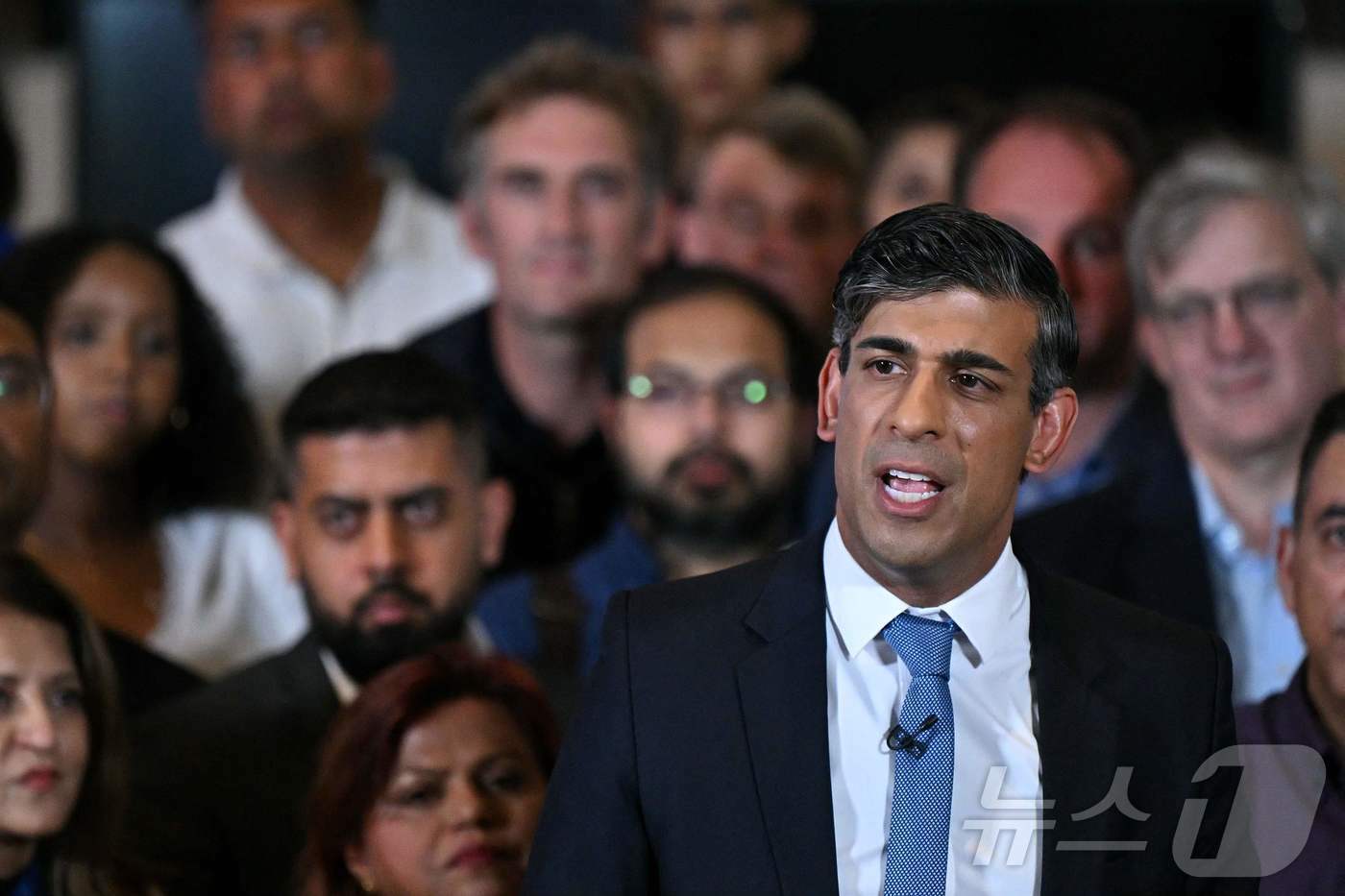 본문 이미지 - 영국 총리이자 보수당 대표인 리시 수낵이 2일 &#40;현지시간&#41; 총선을 앞두고 런던 국립 육군 박물관에서 유세를 하고 있다. 2024.07.03 ⓒ AFP=뉴스1 ⓒ News1 우동명 기자
