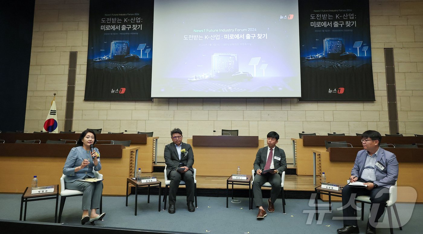 본문 이미지 - 박영선 전 중소벤처기업부 장관(맨 왼쪽)이 3일 서울 중구 대한상공회의소 의원회의실에서 열린 '뉴스1 미래산업포럼(NFIF) 2024'에서 권석준 성균관대 교수(왼쪽 두 번째부터), 박준영 산업인류학연구소장, 김양팽 산업연구원 전문연구원과 특별 대담을 하고 있다. 2024.7.3/뉴스1 ⓒ News1 김성진 기자