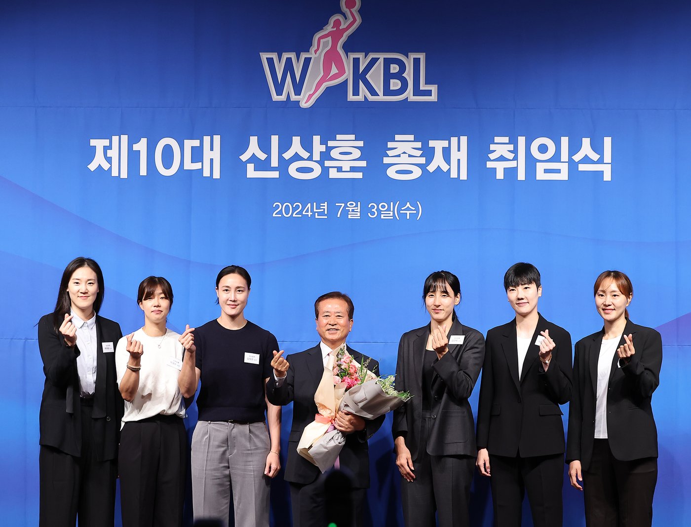 신상훈 WKBL 제10대 신임 총재가 3일 오전 서울 강남구 호텔리베라에서 열린 취임식에서 6개 구단 대표 선수들과 기념 촬영을 하고 있다. 사진 왼쪽부터 삼성생명 배혜윤, 신한은행 이경은, 하나원큐 김정은, 신상훈 WKBL 신임 총재, 우리은행 김단비, BNK 썸 박혜진, KB스타즈 염윤아. 2024.7.3/뉴스1 ⓒ News1 김진환 기자