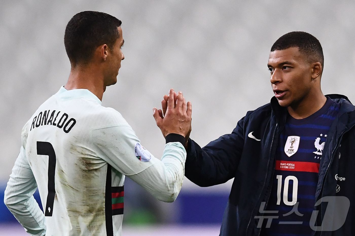 본문 이미지 - 킬리안 음바페(오른쪽)와 크리스티아누 호날두는 유로 대회에서 2연속 맞대결을 펼친다. ⓒ AFP=뉴스1