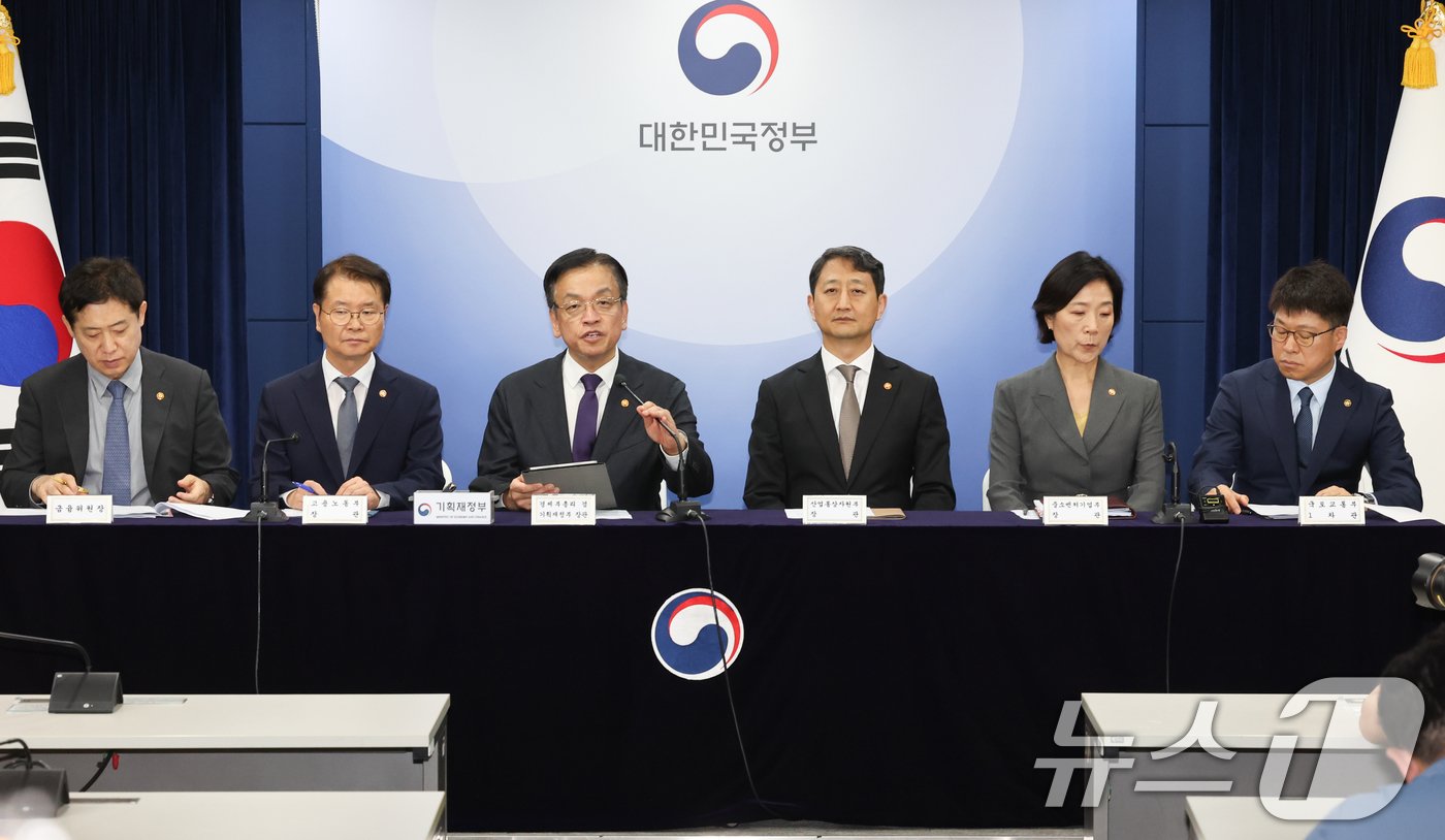 본문 이미지 - 최상목 경제부총리 겸 기획재정부 장관이가 3일 서울 종로구 정부서울청사에서 역동경제 로드맵 등 관계부처 합동 브리핑을 하고 있다. 역동경제 로드맵에는 우리나라에 내재된 역동성이 최대한 발현되도록 약 10년에 걸친 장기적 관점에서 제도·정책적 기반을 마련한다는 취지의 대책이 담겼다. 왼쪽부터 김주현 금융위원장, 이정식 고용노동부 장관, 최 부총리, 안덕근 산업통상자원부 장관, 오영주 중소벤처기업부 장관, 진현환 국토교통부 1차관. 2024.7.3/뉴스1 ⓒ News1 허경 기자